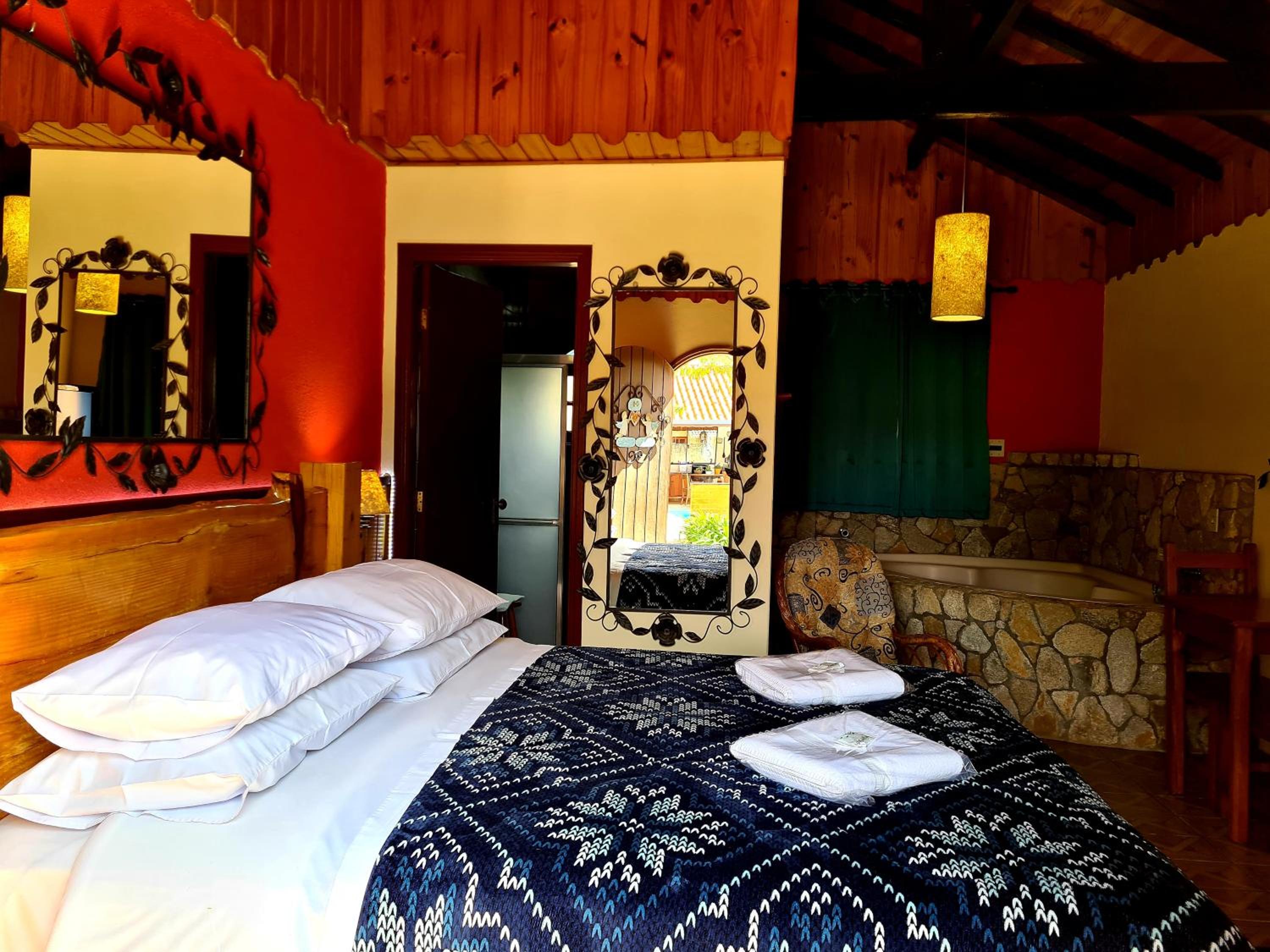 Suite with Hot Tub - Photo 7