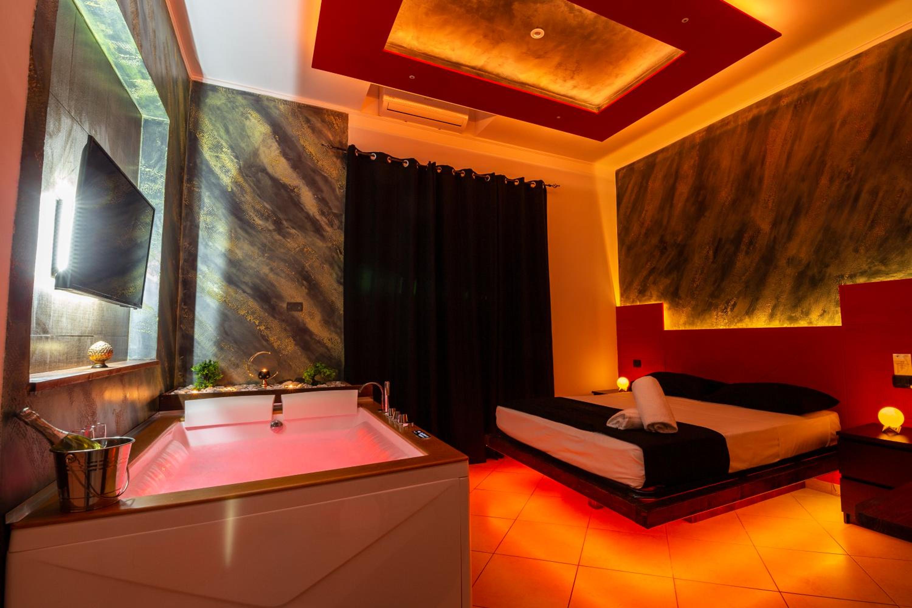 Queen Suite with Spa Bath photo 1