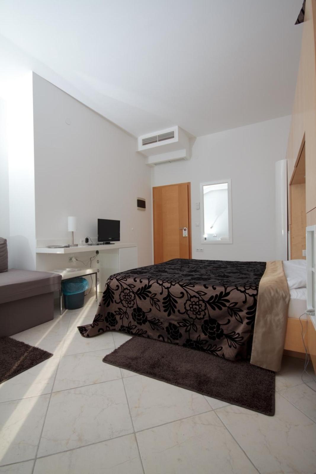 Comfort Double Room with Balcony - Photo 28