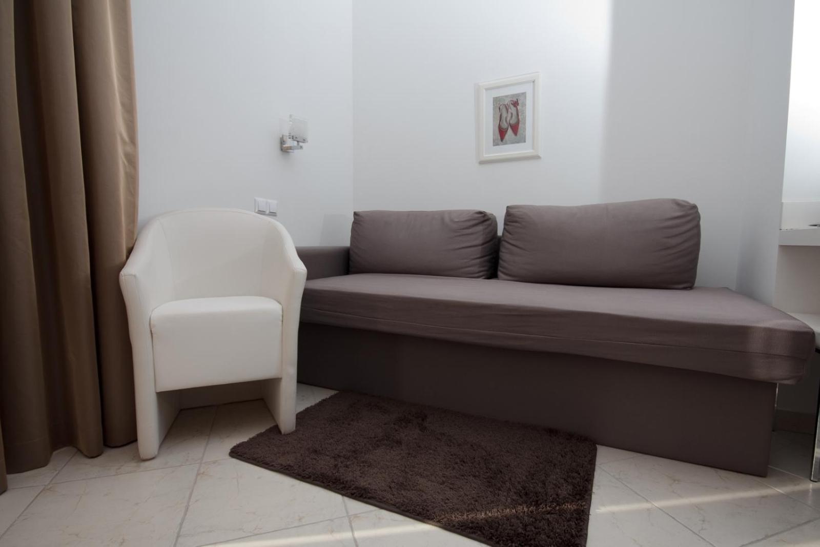 Double Room with Balcony - Photo 6