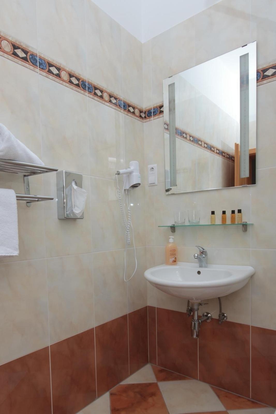 Double Room with Balcony - Photo 8