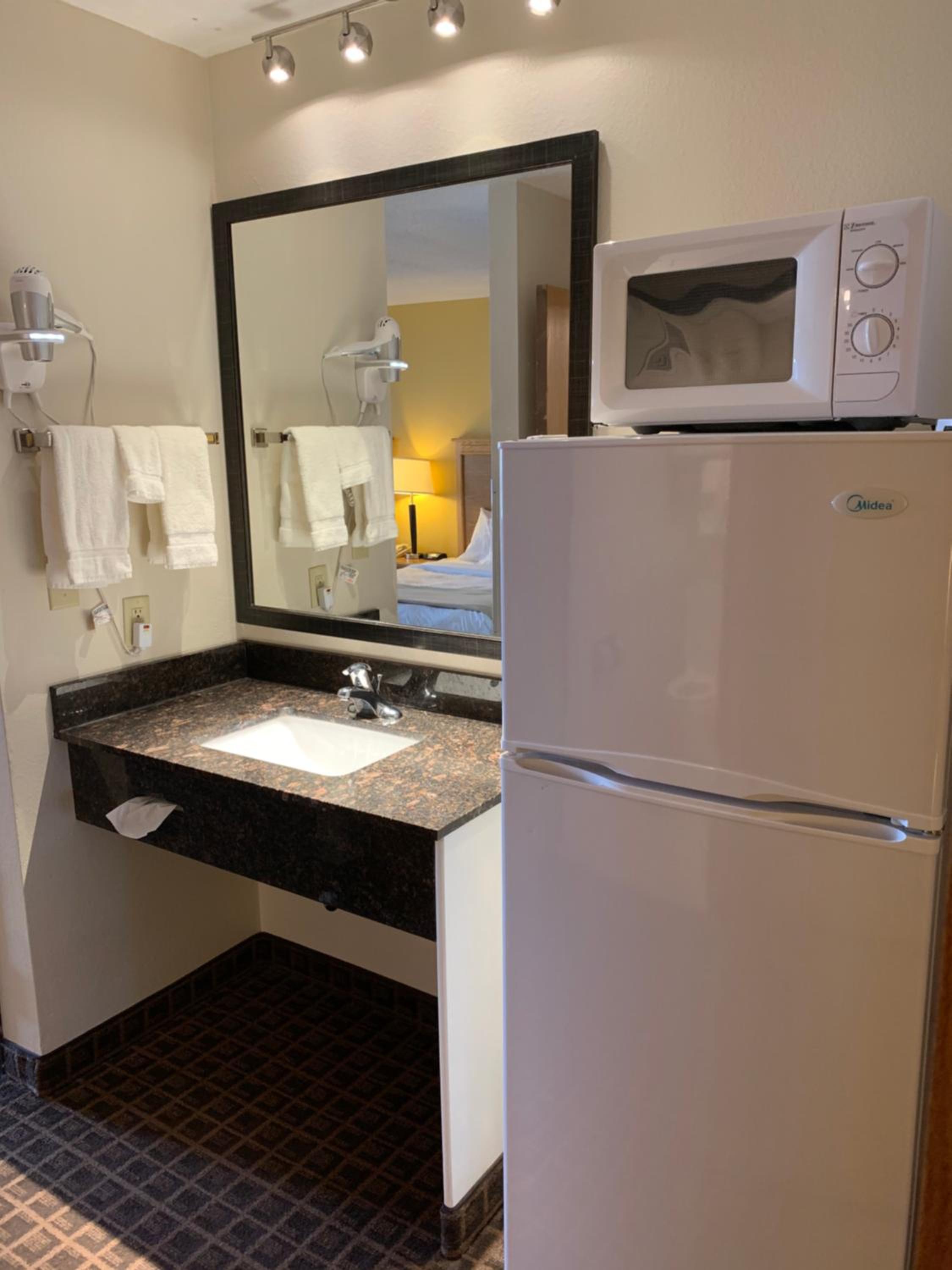 Deluxe Queen Suite - Non-Smoking - Photo 4