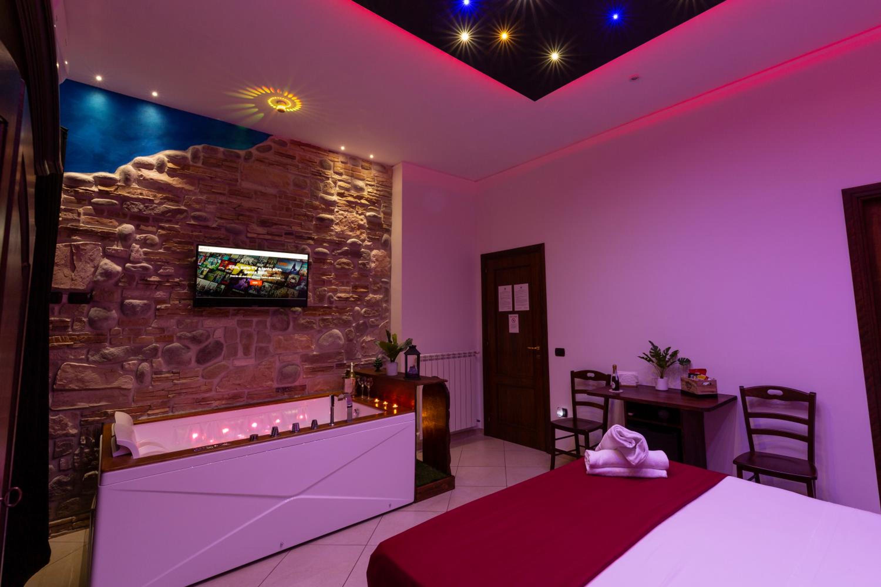 Suite with Spa Bath photo 2