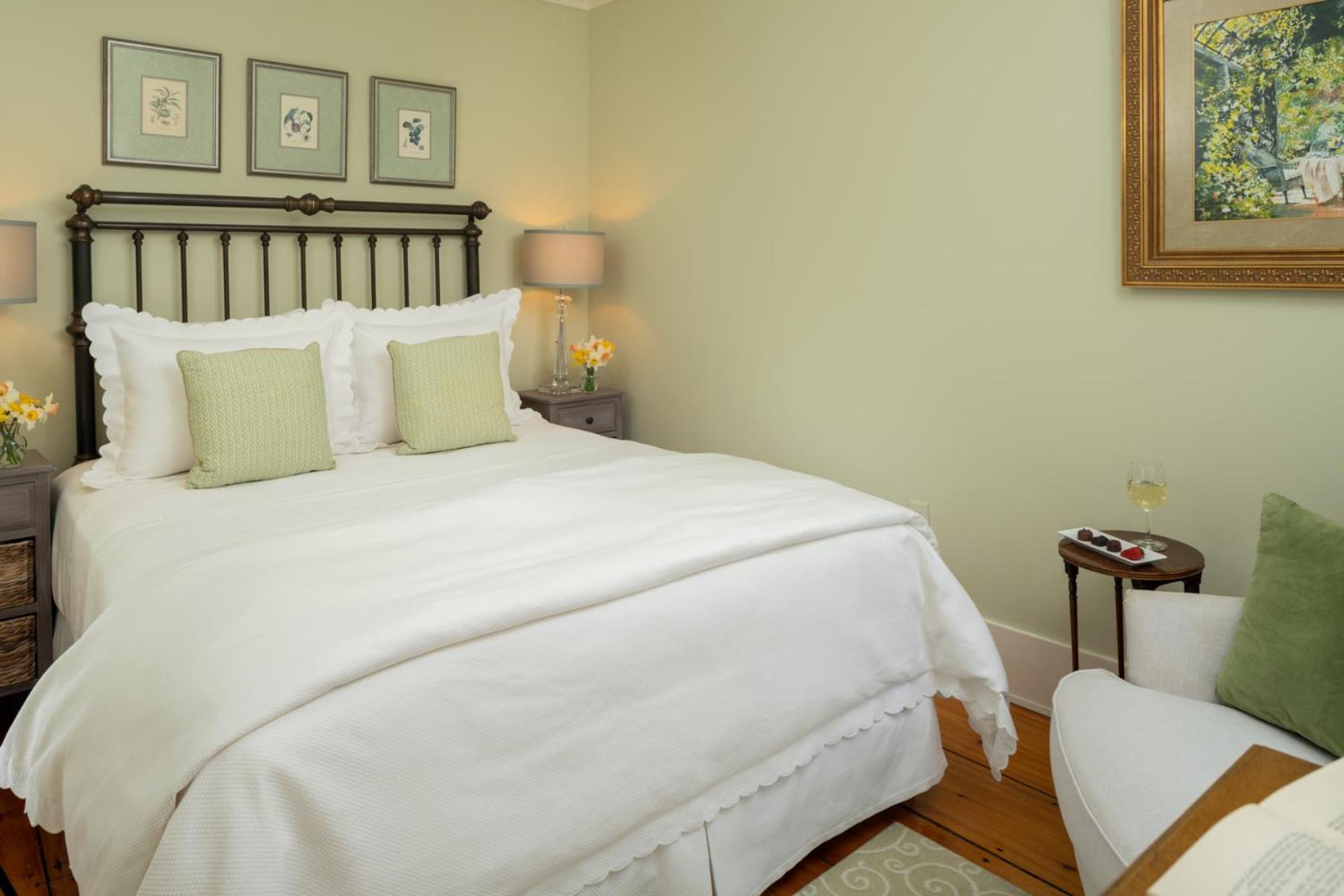 Small Room with Queen Bed