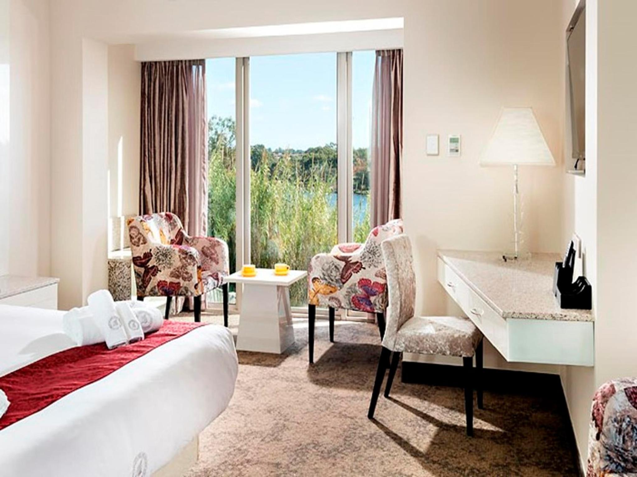 Superior King Room with River View