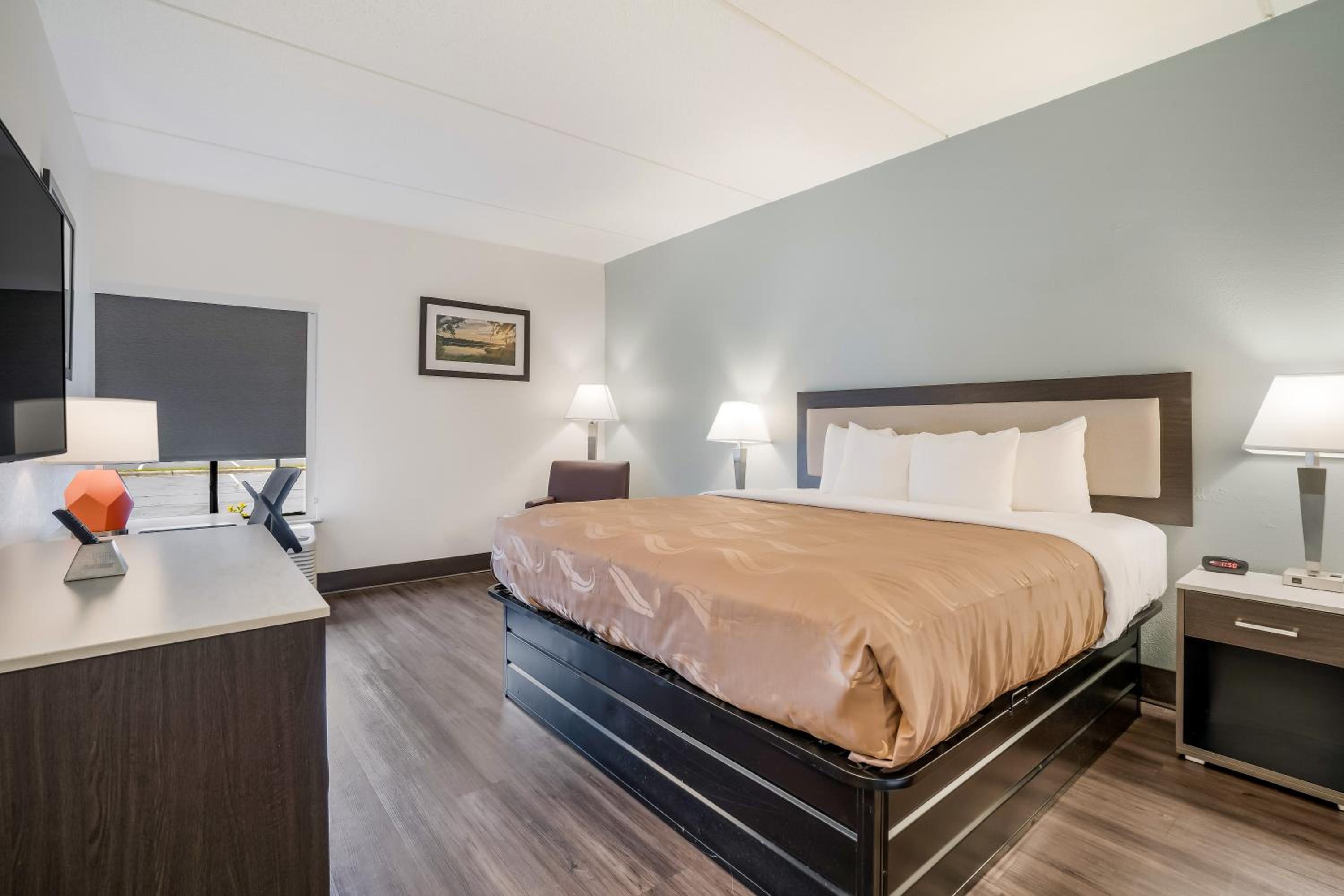 King Room - Non-Smoking - Photo 3