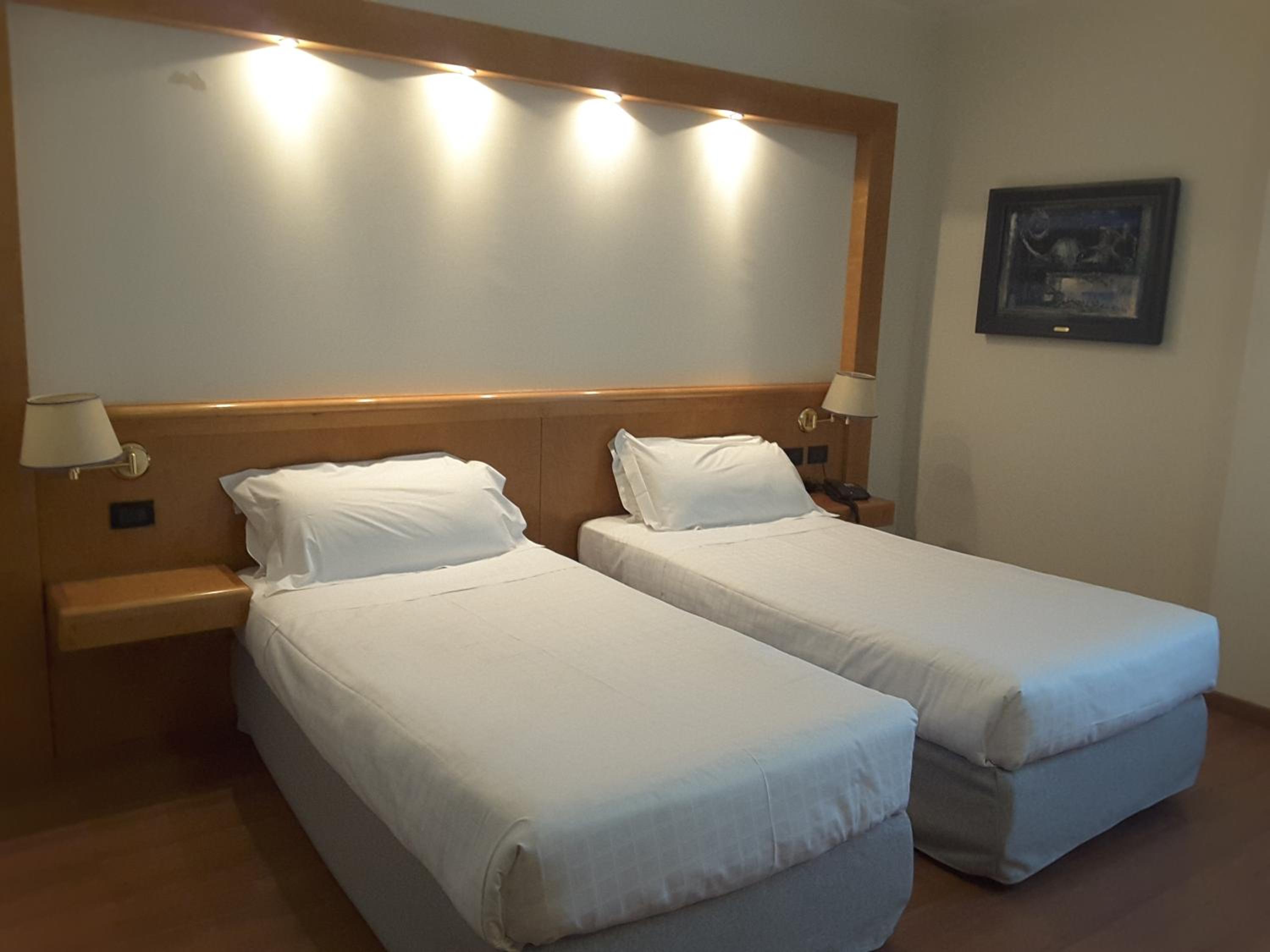 Classic Twin Room - Photo 2