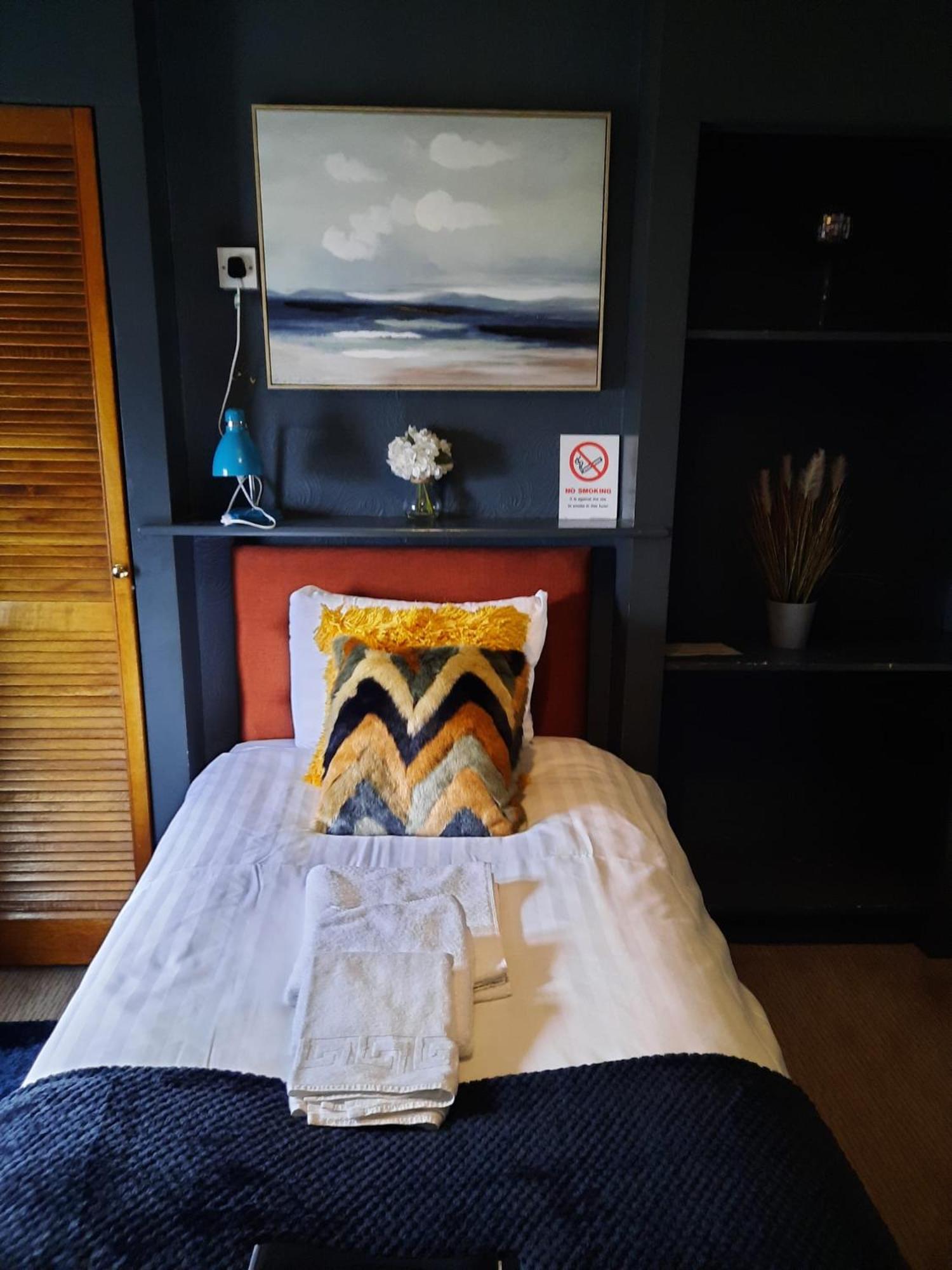Budget Single Room with Shared Bathroom photo 3