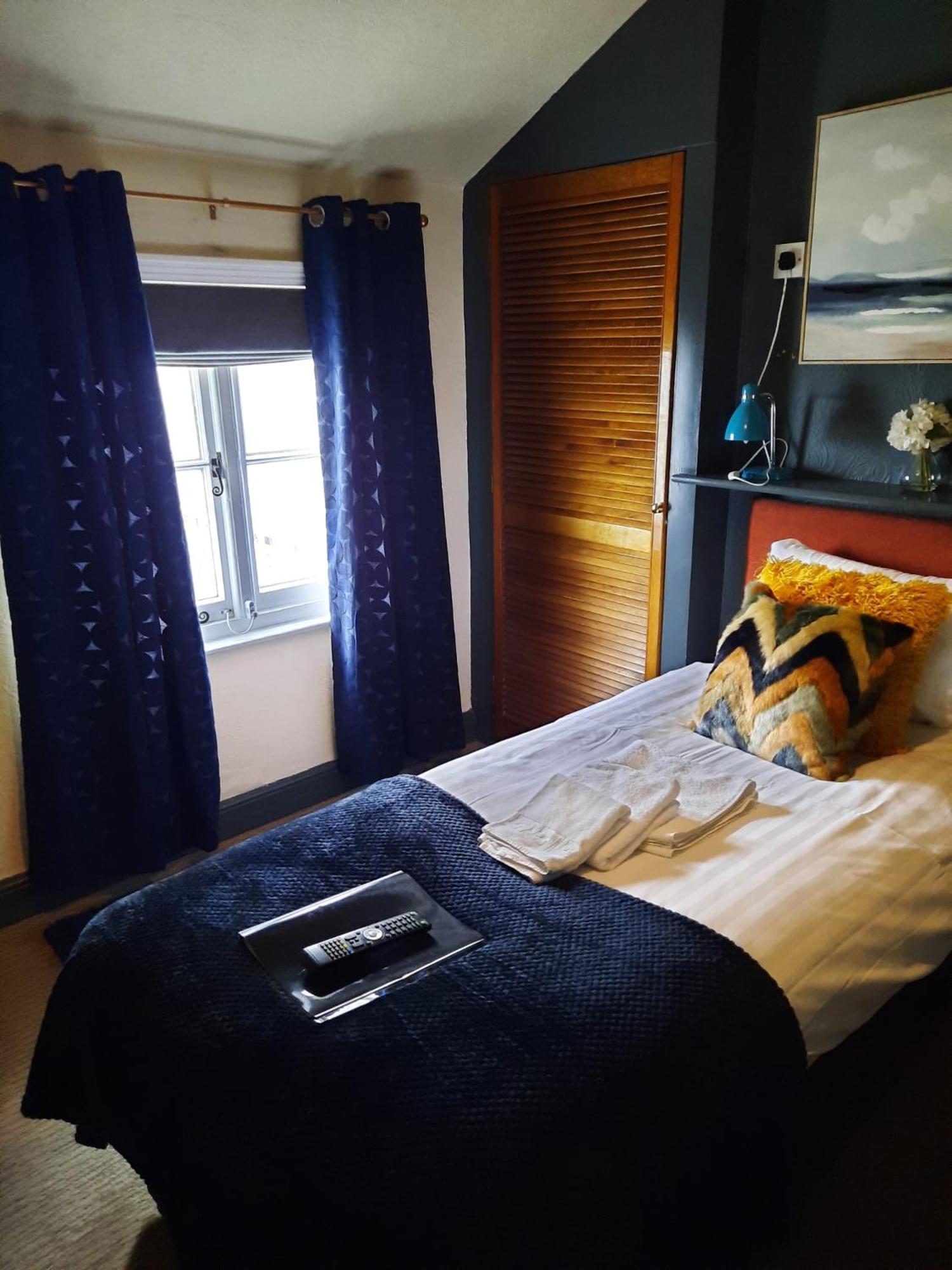 Budget Single Room with Shared Bathroom photo 2