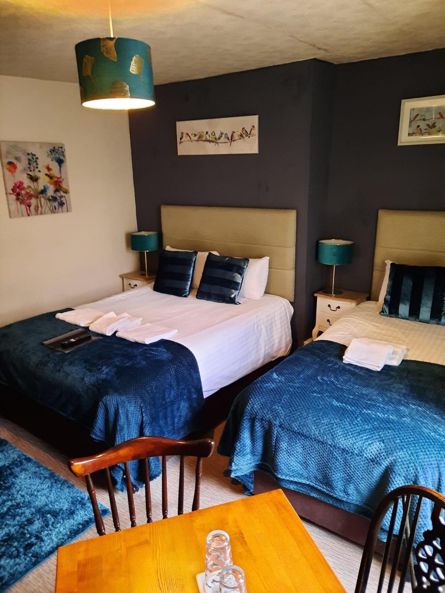 Standard Twin Room with Private Bathroom - Photo 4