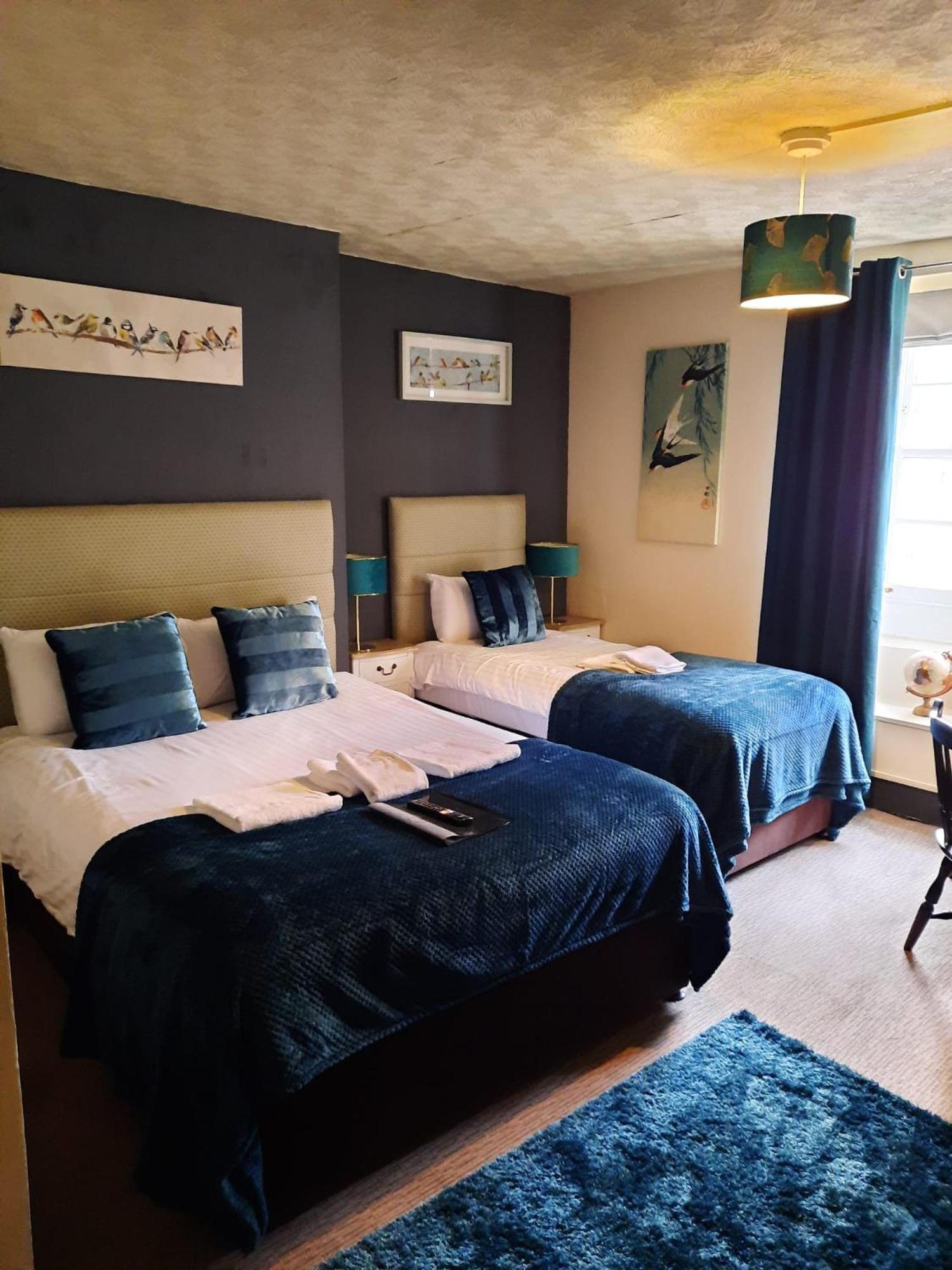Standard Twin Room with Private Bathroom - Photo 6