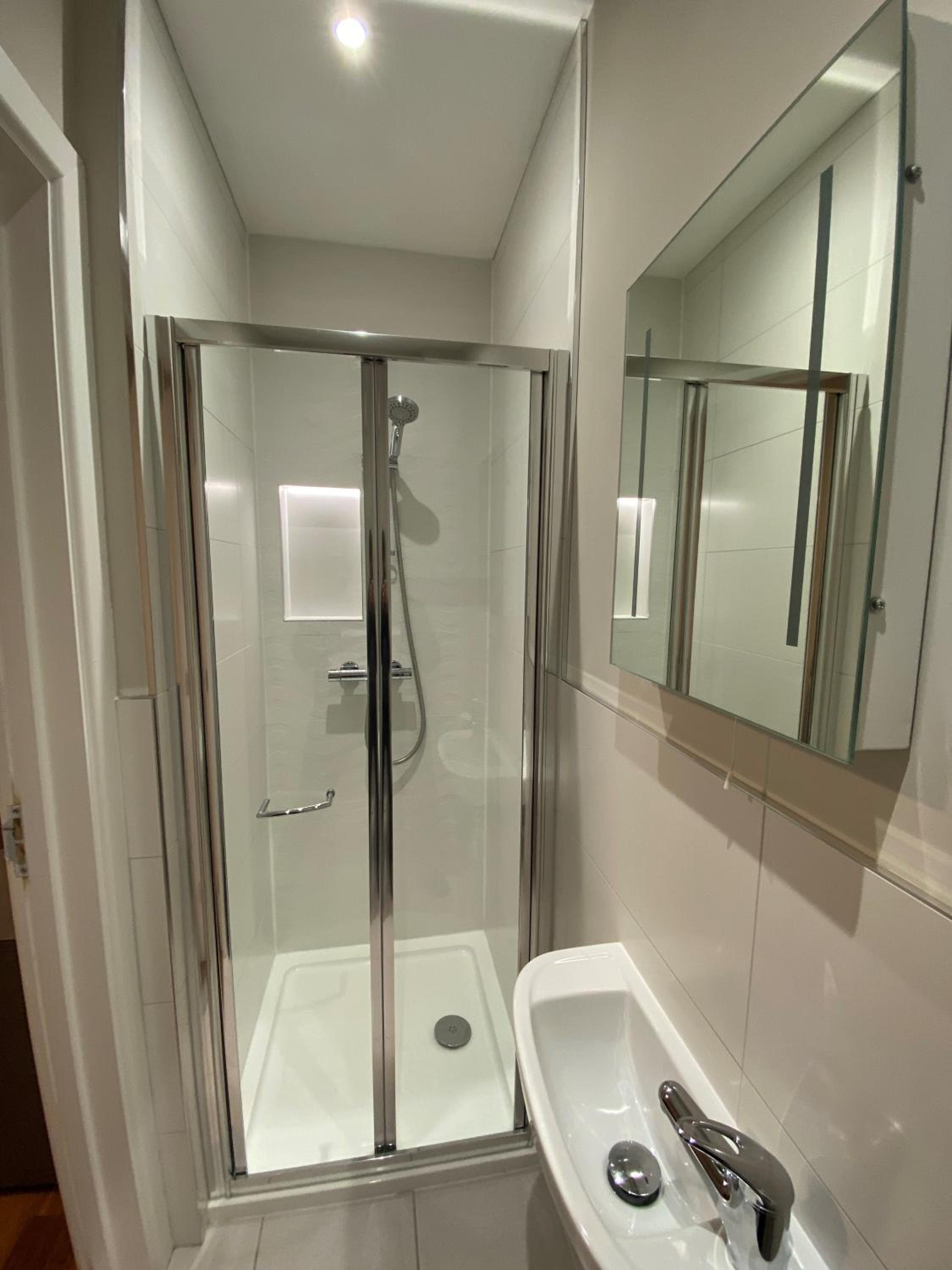 Twin Room - Photo 11