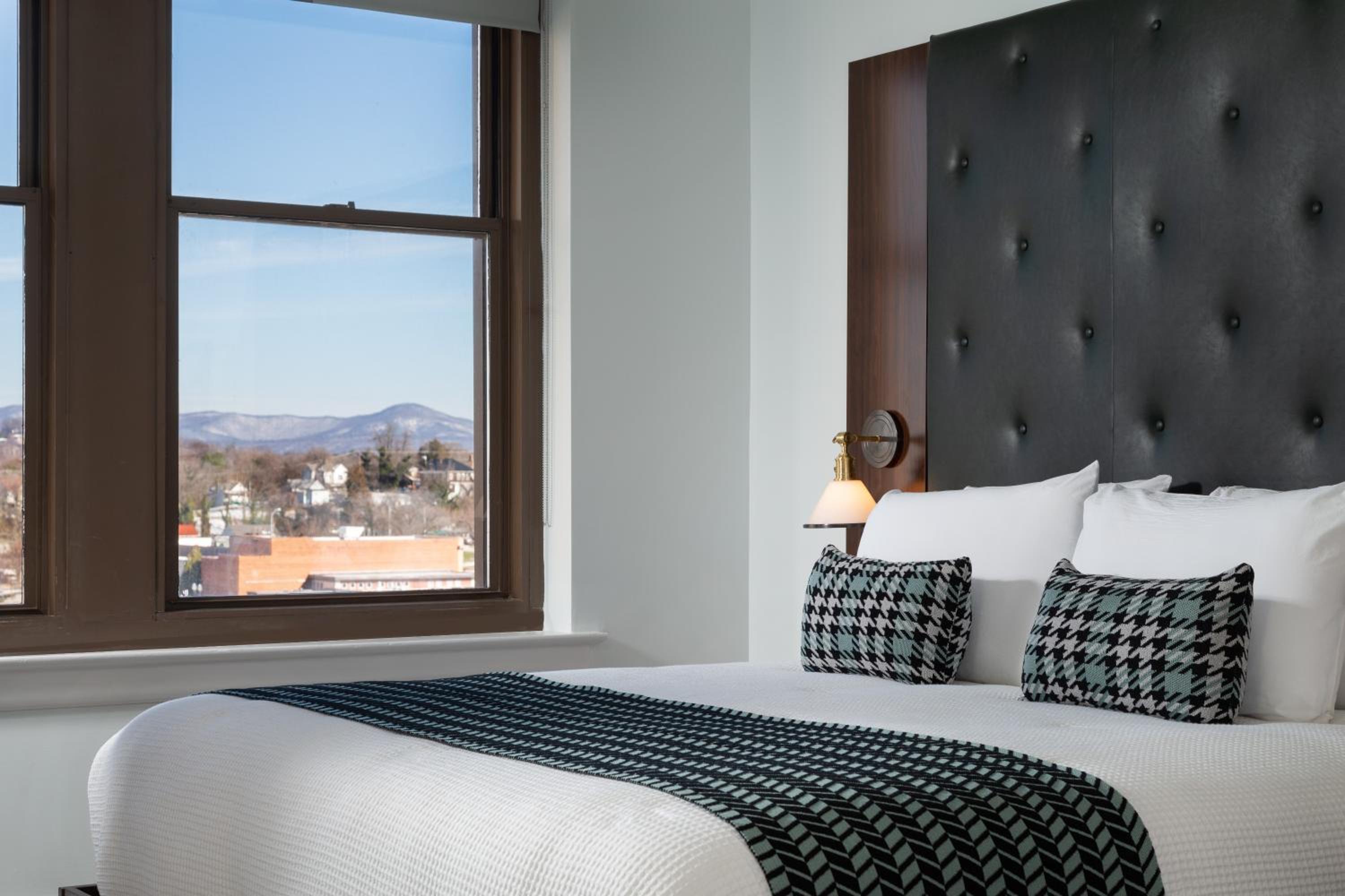 Deluxe King Room - Photo 6