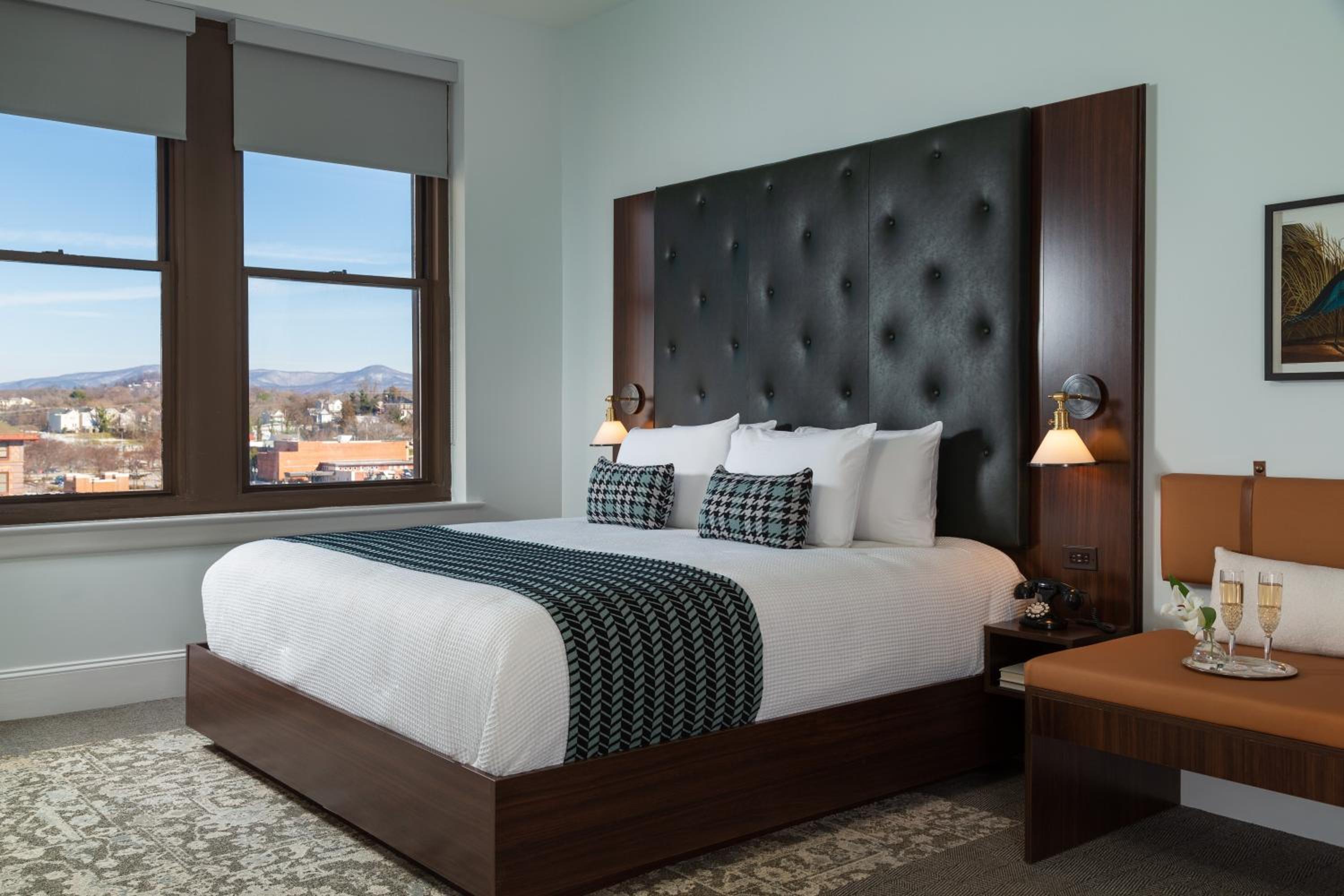 Deluxe King Room - Photo 8