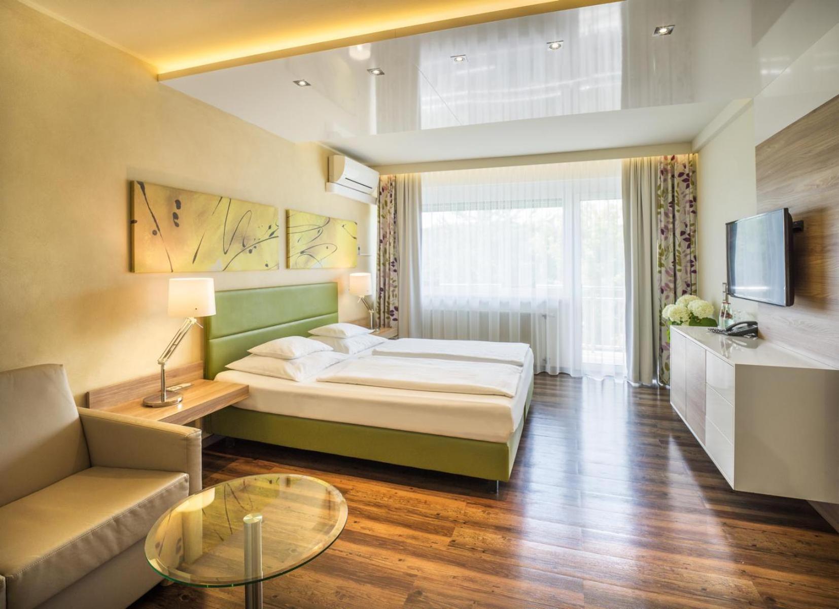 Family Room with Thermal Bath Access photo 3
