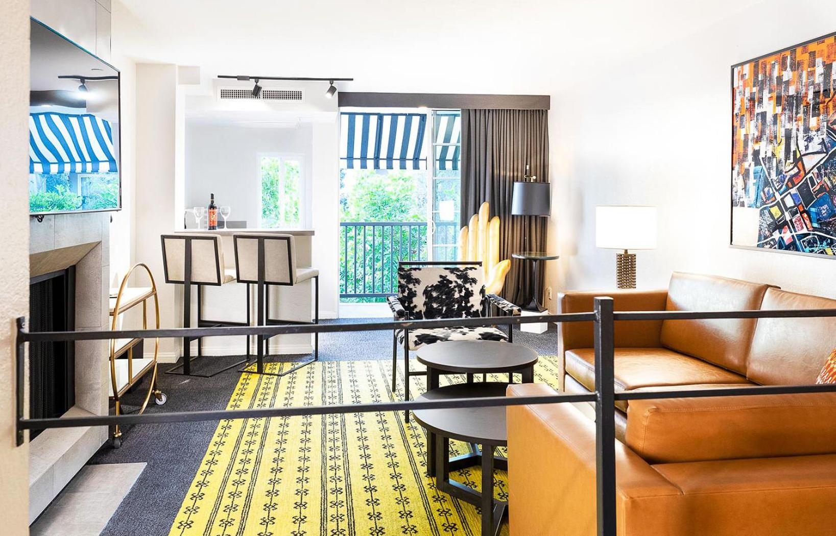 Premier King Suite with Balcony - Photo 9