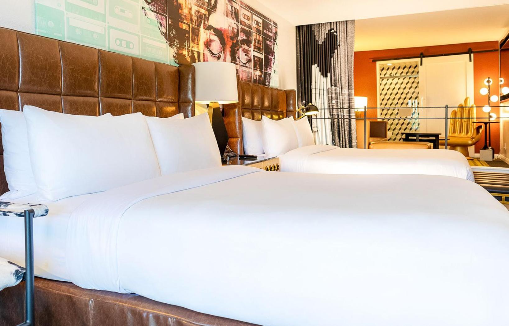 Signature 2 Queen Suite with Balcony thumbnail 6