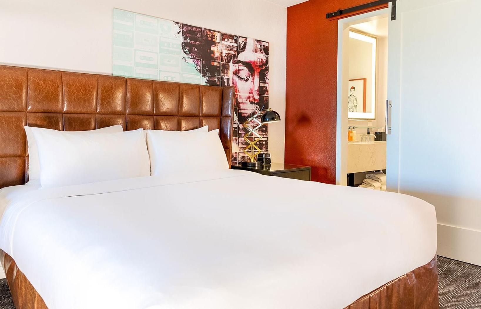 Signature King Suite, City View & Balcony - Photo 8