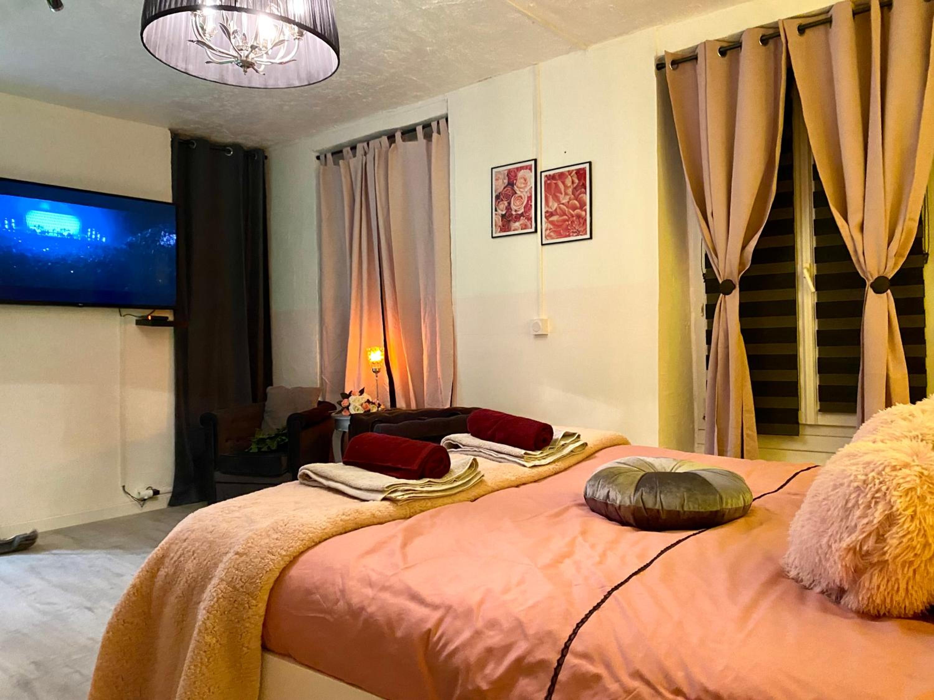 Suite with Hot Tub - Photo 2