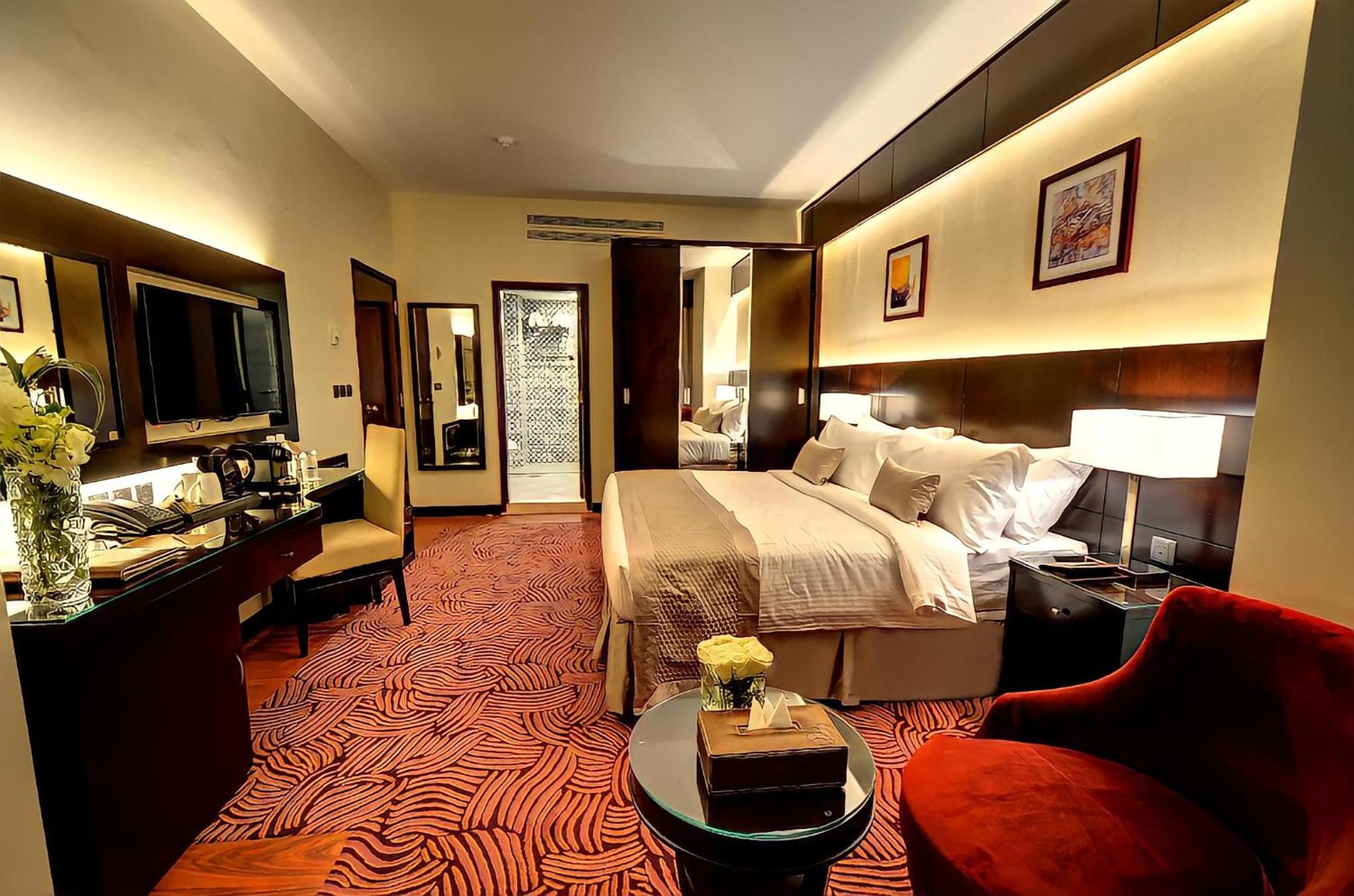Executive Suite - Photo 3