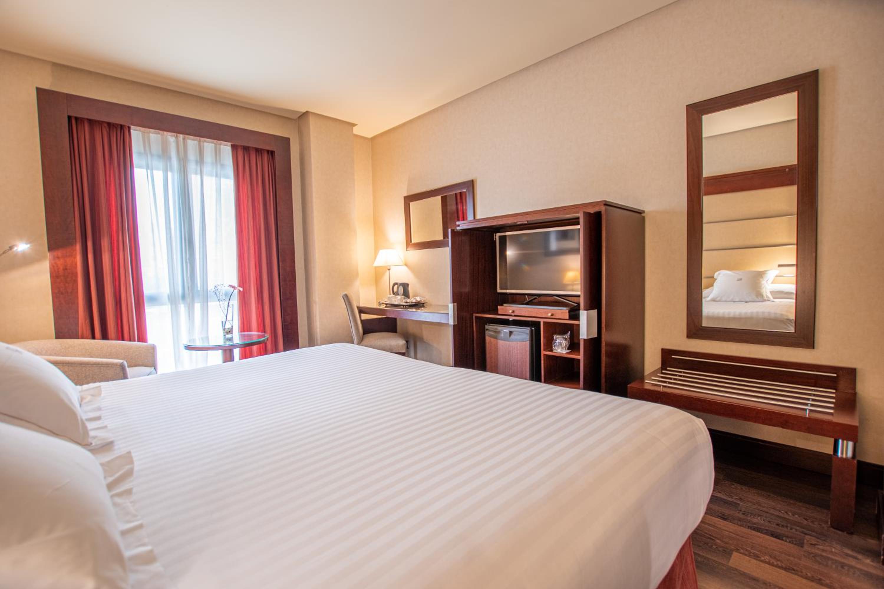 Superior King Room - Photo 3