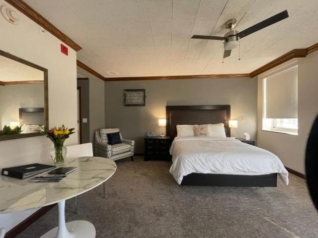 Deluxe Queen Suite - Photo 1
