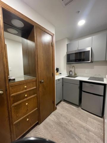 Deluxe Queen Suite - Photo 3