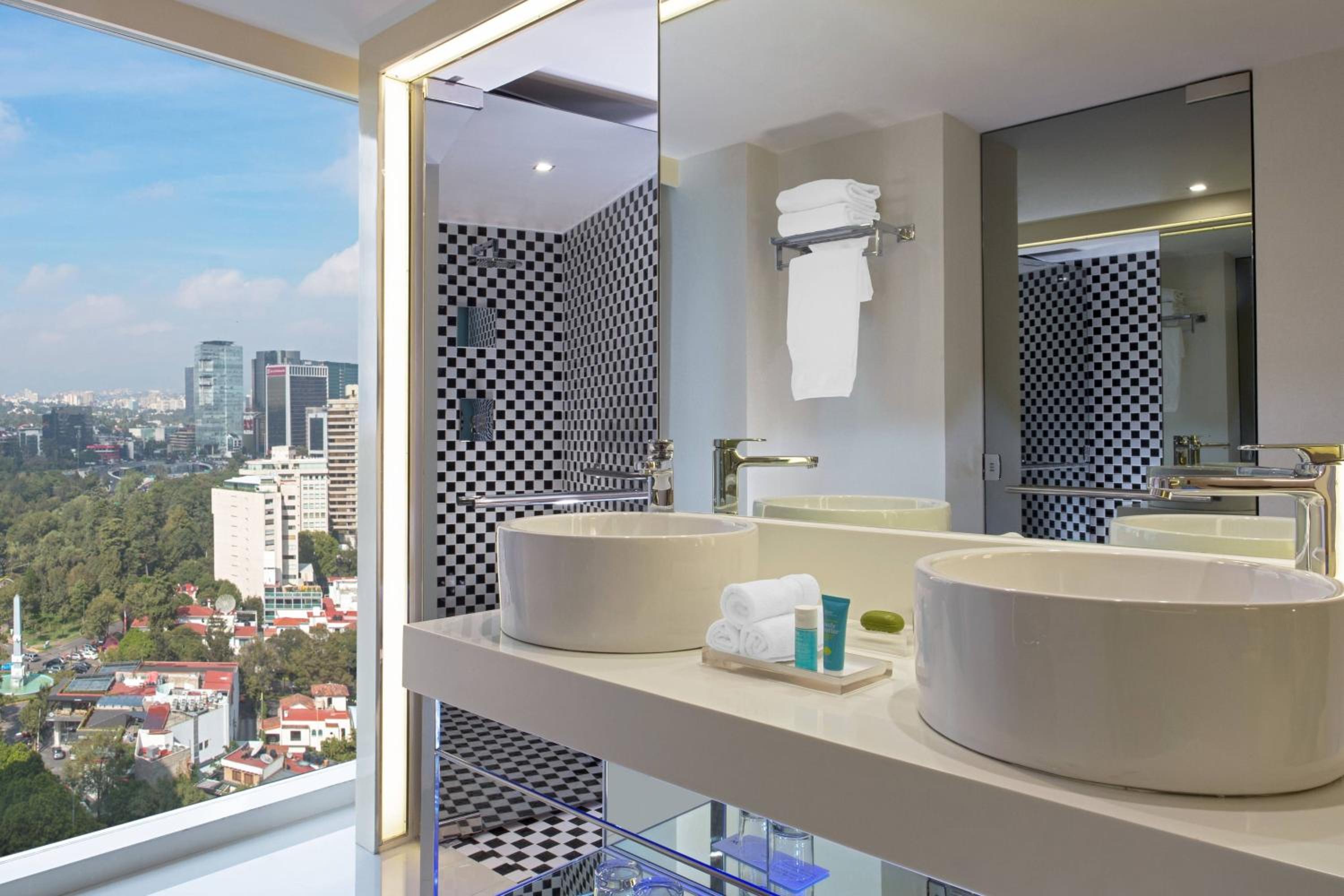 Premier Queen Room with Two Queen Beds and City View photo 2