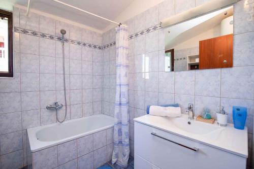 Apartment 2 photo 2