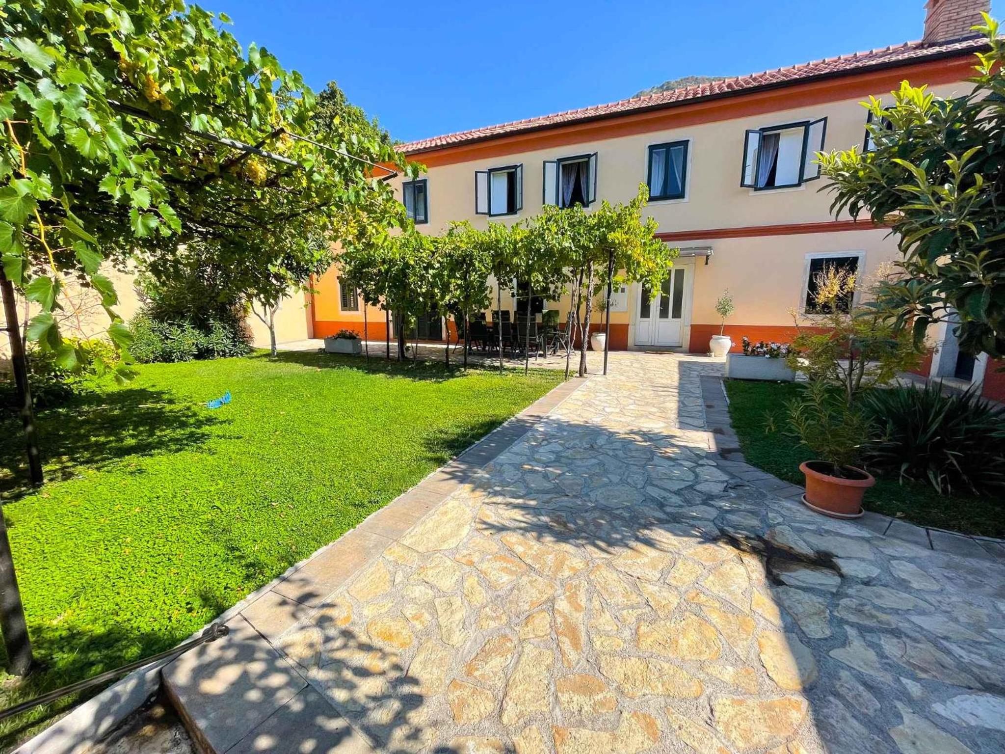 Villa photo 2