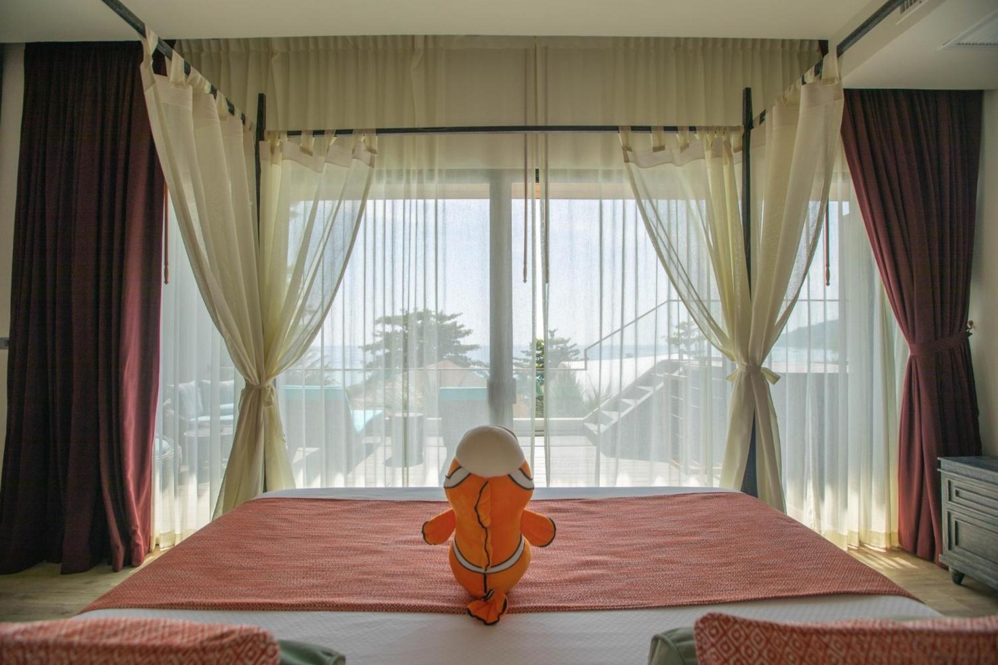Jacuzzi pool suite honeymoon Sea view
