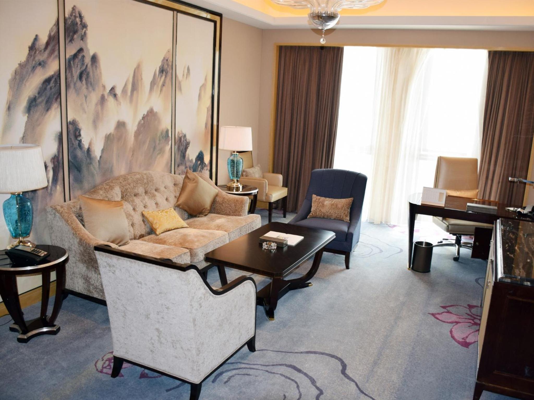 Deluxe Suite photo 3