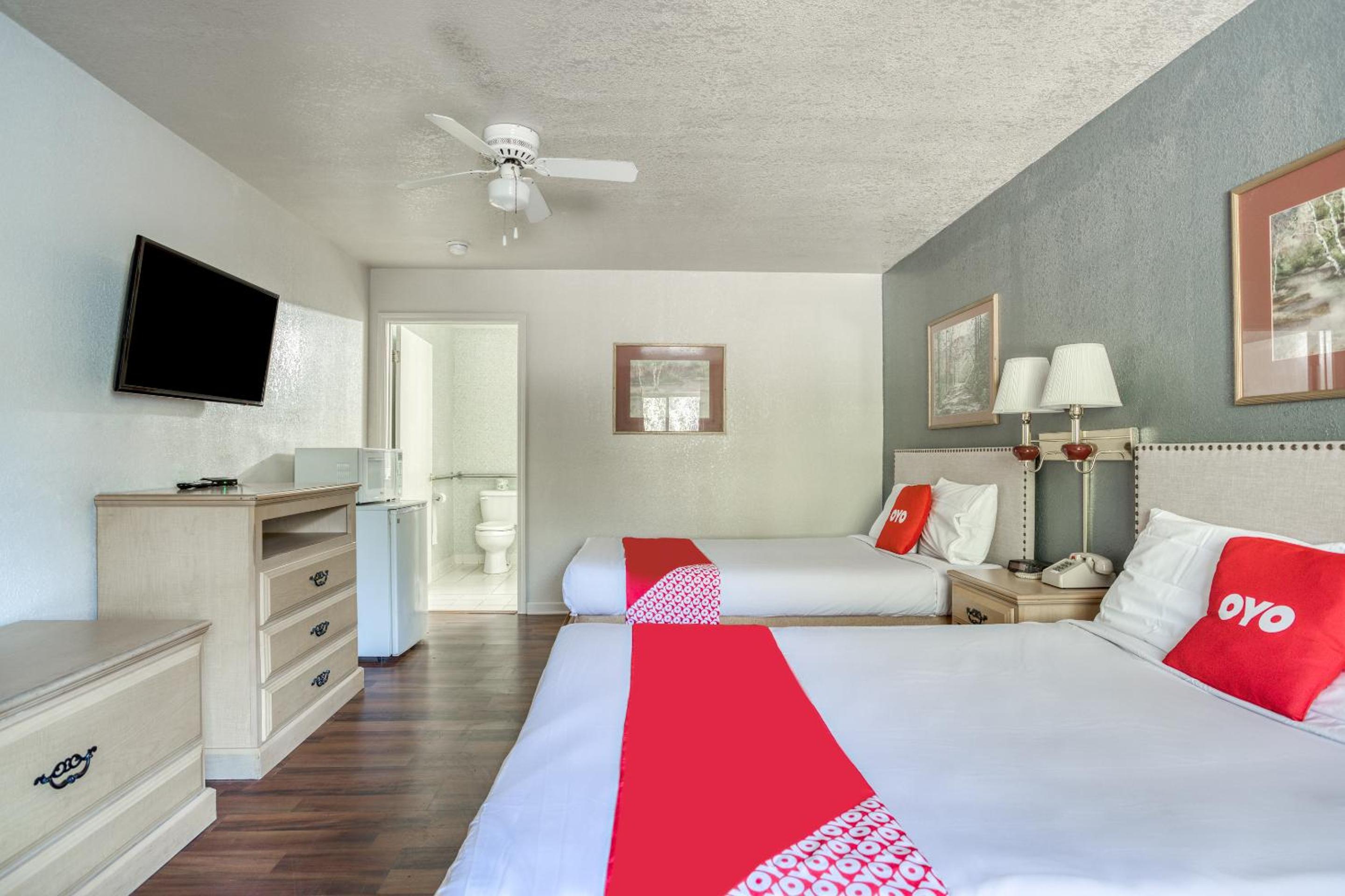 Queen Room with Two Queen Beds photo 3