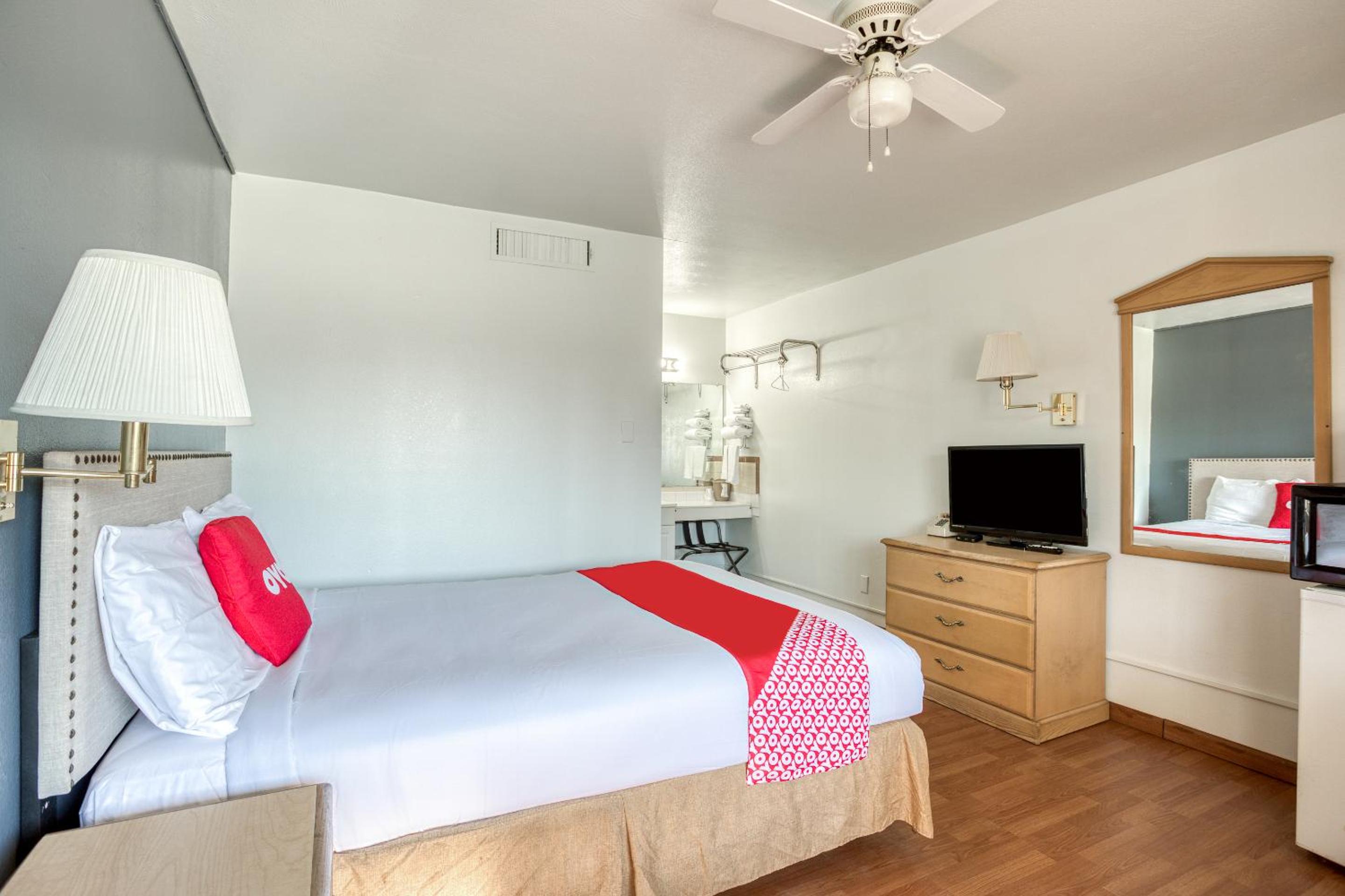 Queen Room photo 2