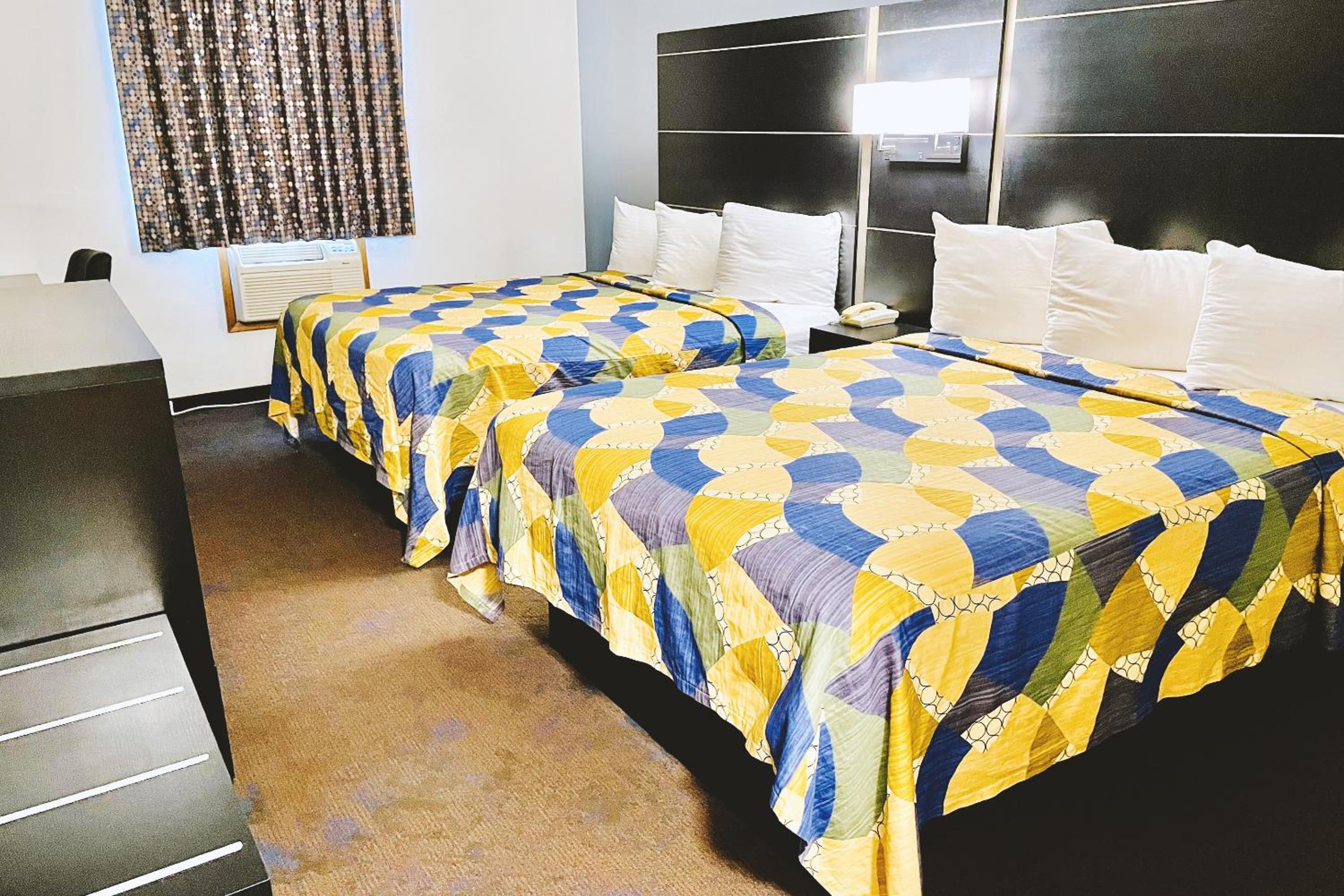 Queen Room with Two Queen Beds Non-Smoking photo 2