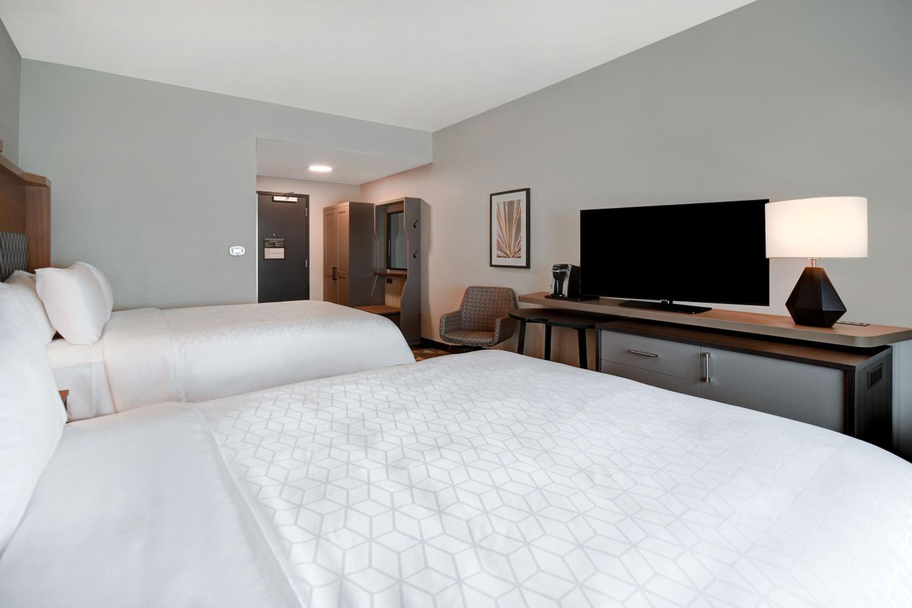 Premium Queen Room with Two Queen Beds - Photo 9