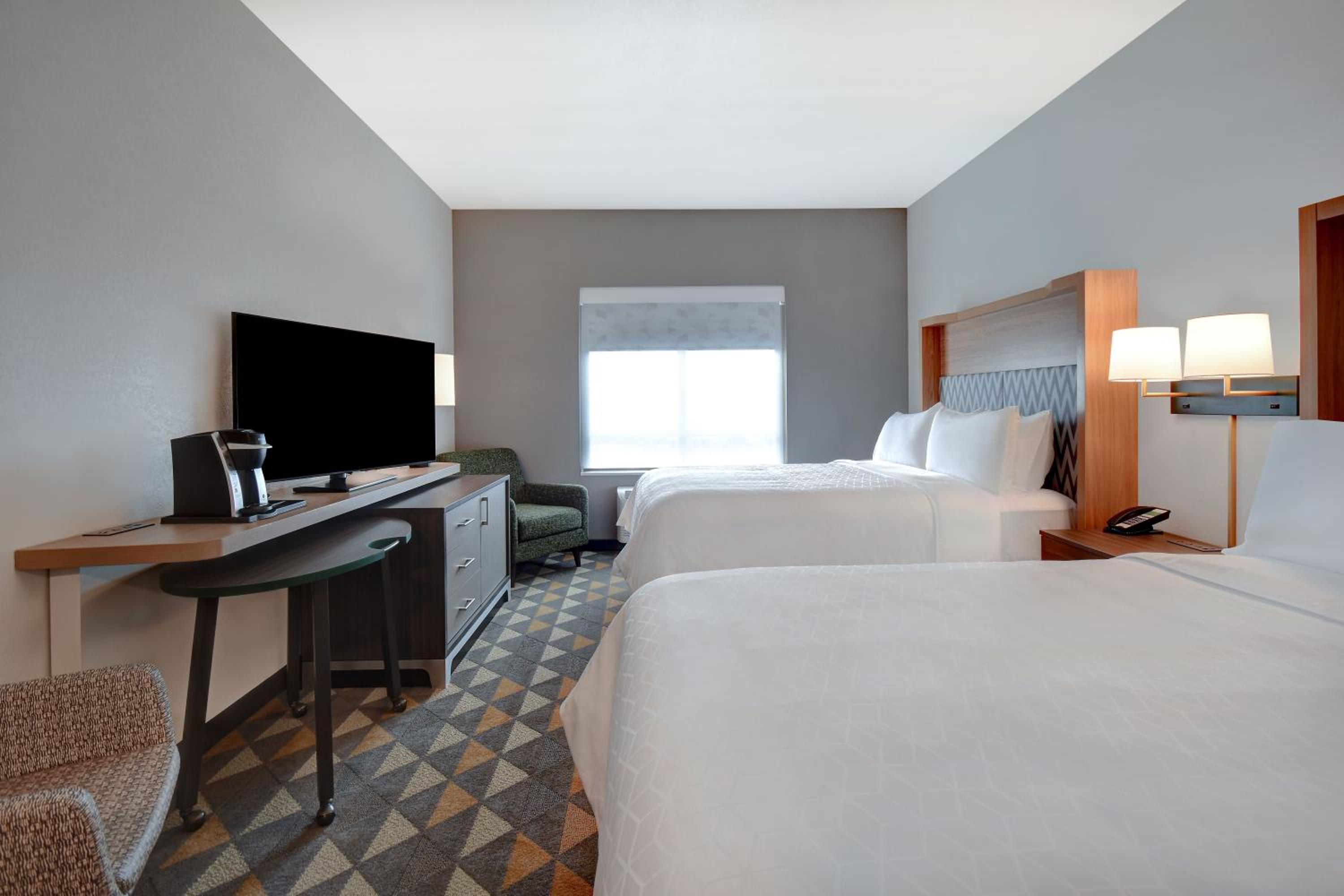 Premium Queen Room with Two Queen Beds - Photo 8