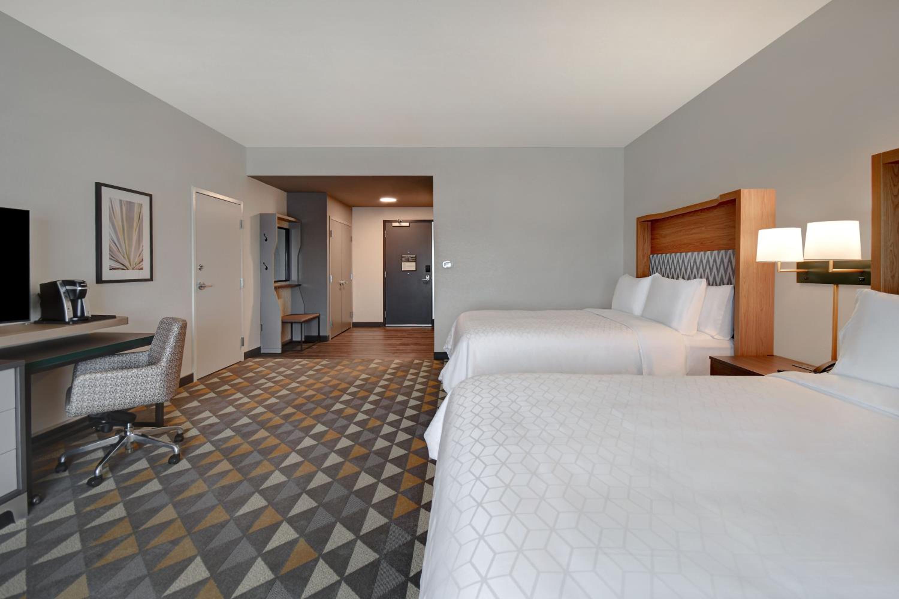 Premium Queen Room with Two Queen Beds - Photo 12