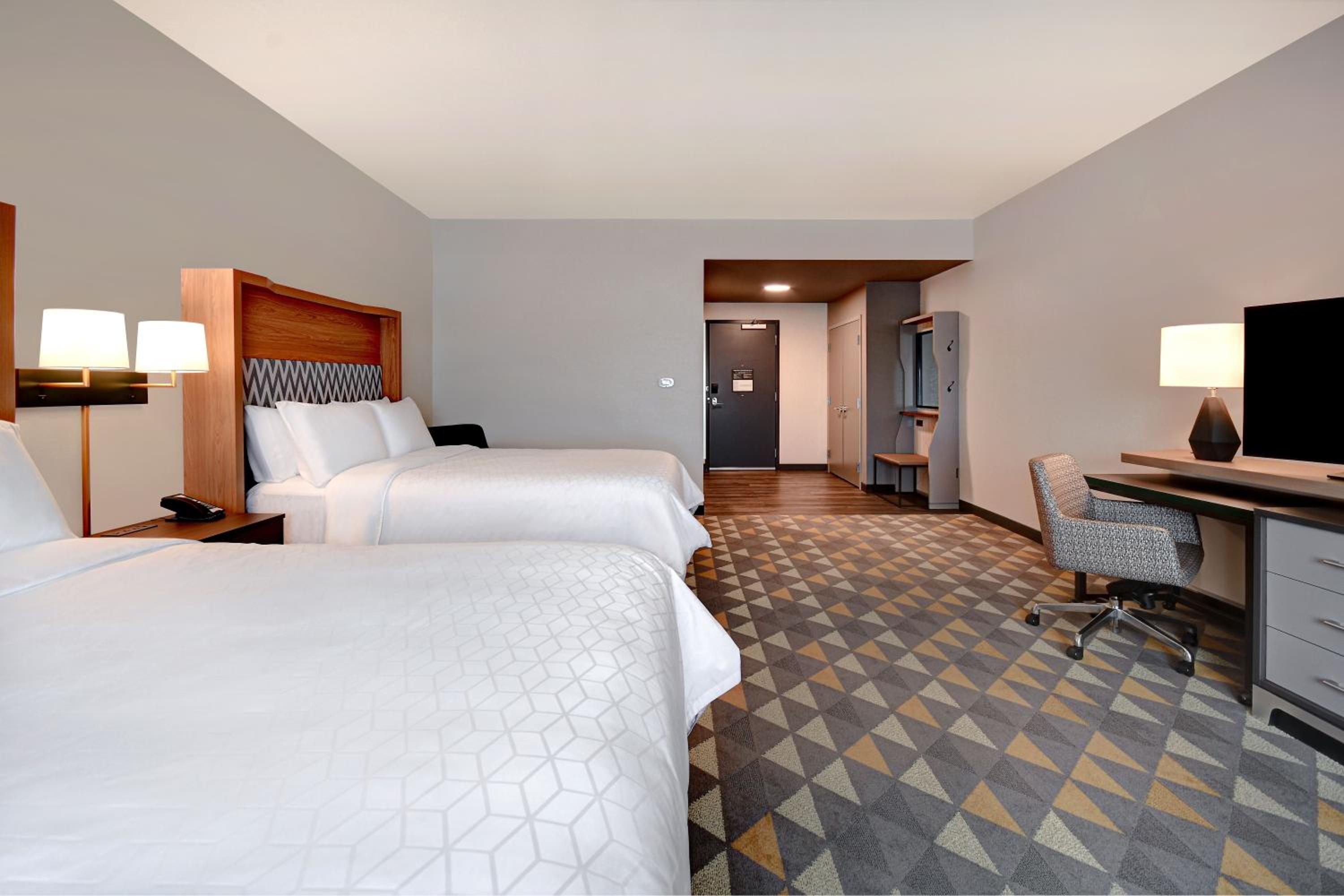 Premium Queen Room with Two Queen Beds - Photo 10