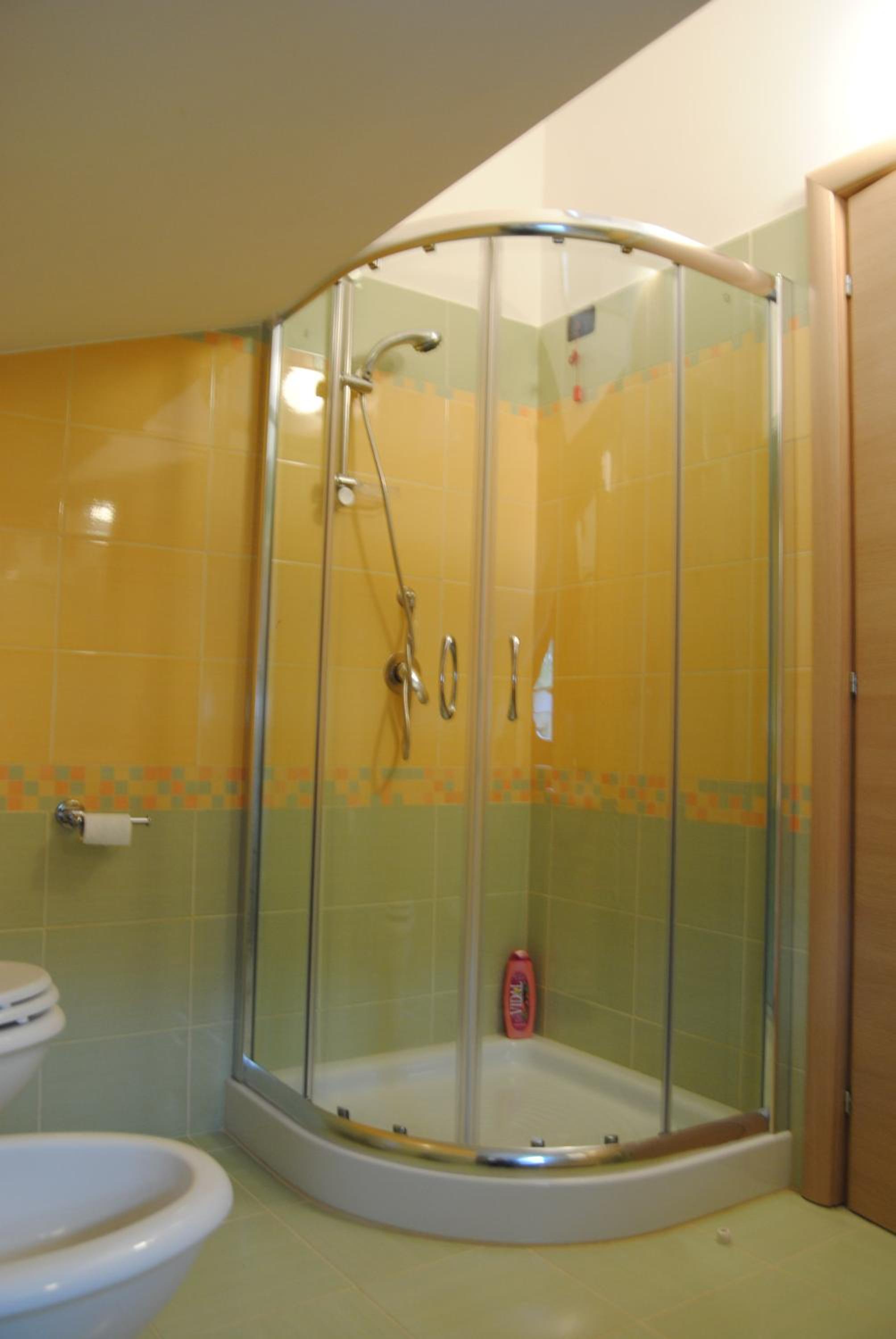 Twin Room with Private Bathroom photo 3