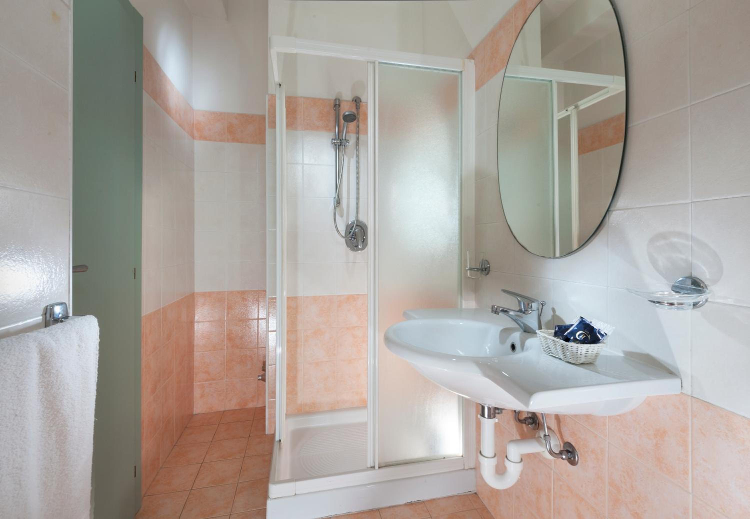 Quadruple Room with Balcony - Photo 5
