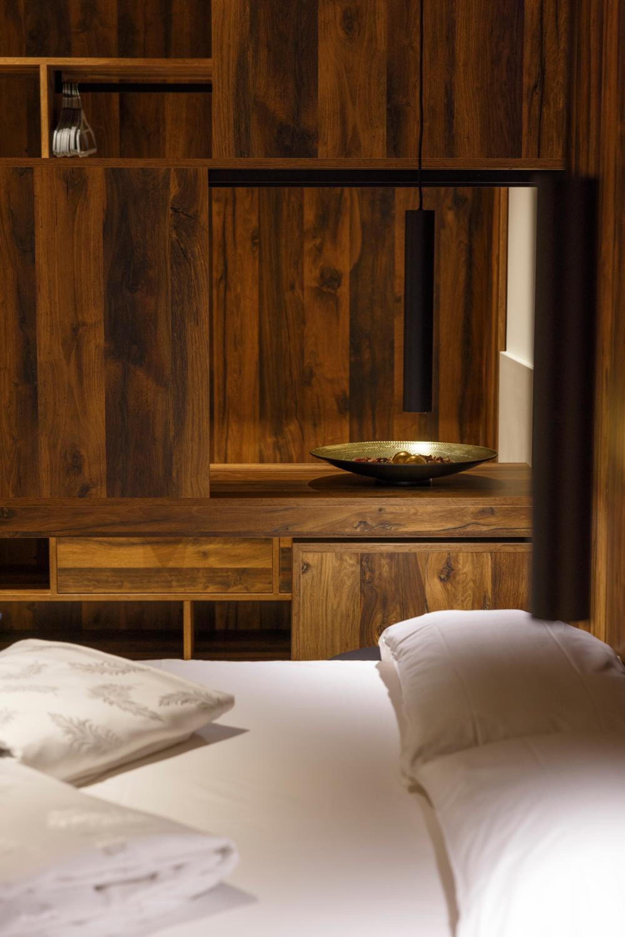 Deluxe Double Room with Balcony - Photo 3