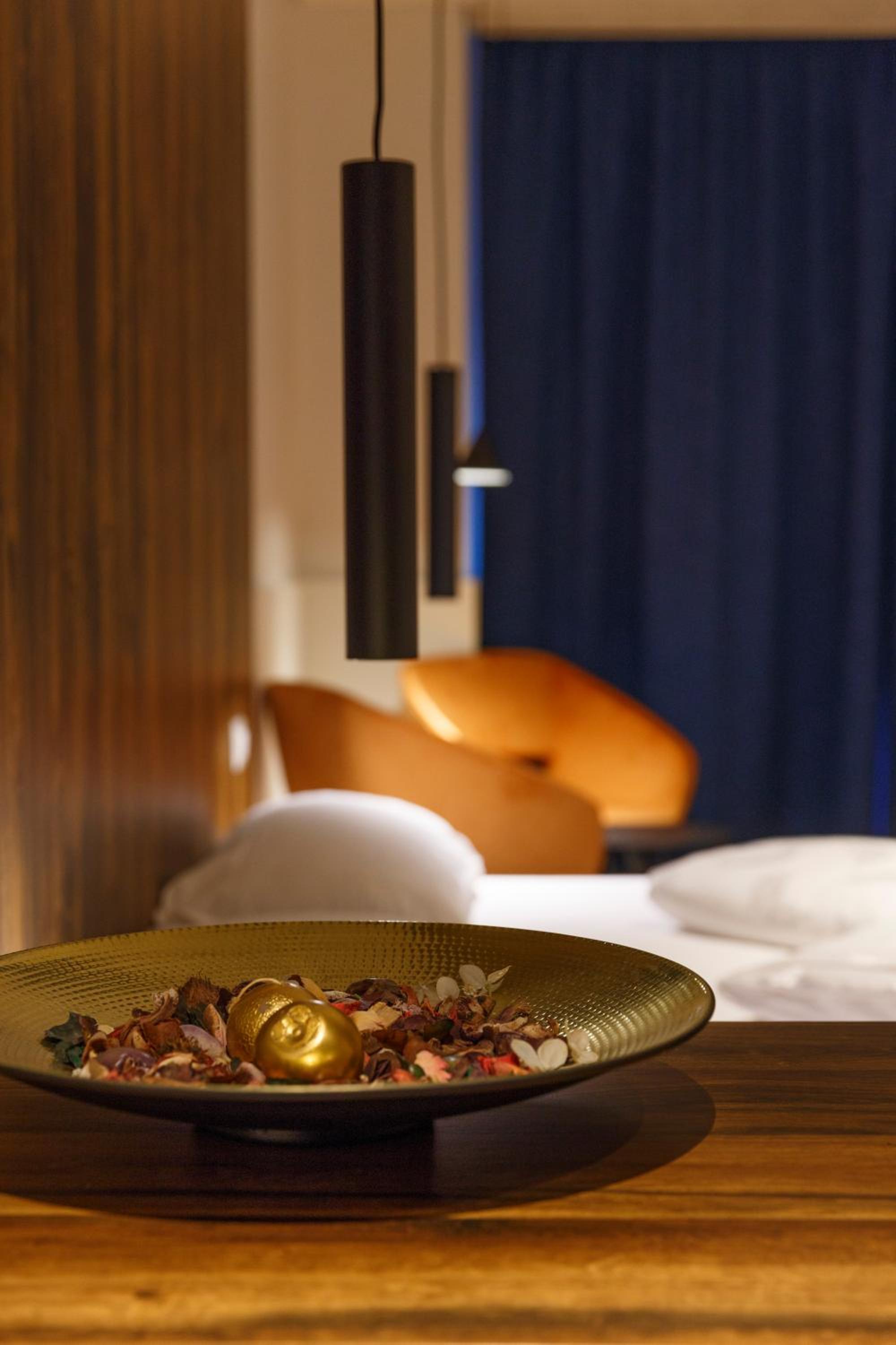 Deluxe Double Room with Balcony - Photo 4