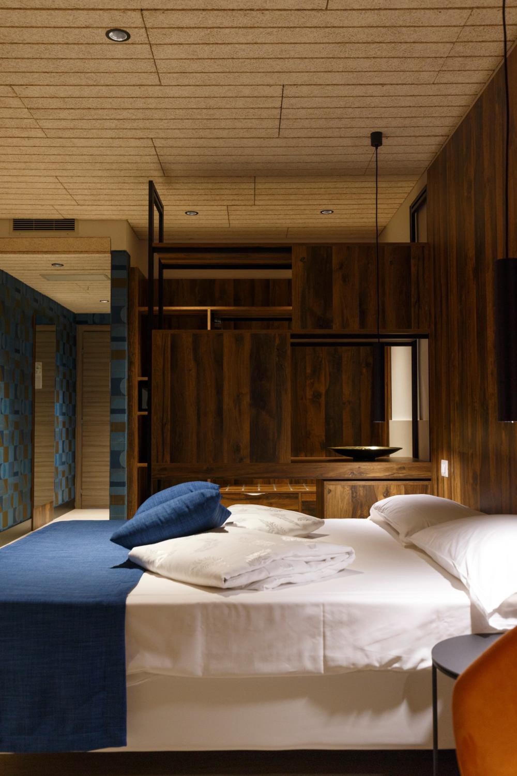 Deluxe Double Room with Balcony - Photo 7