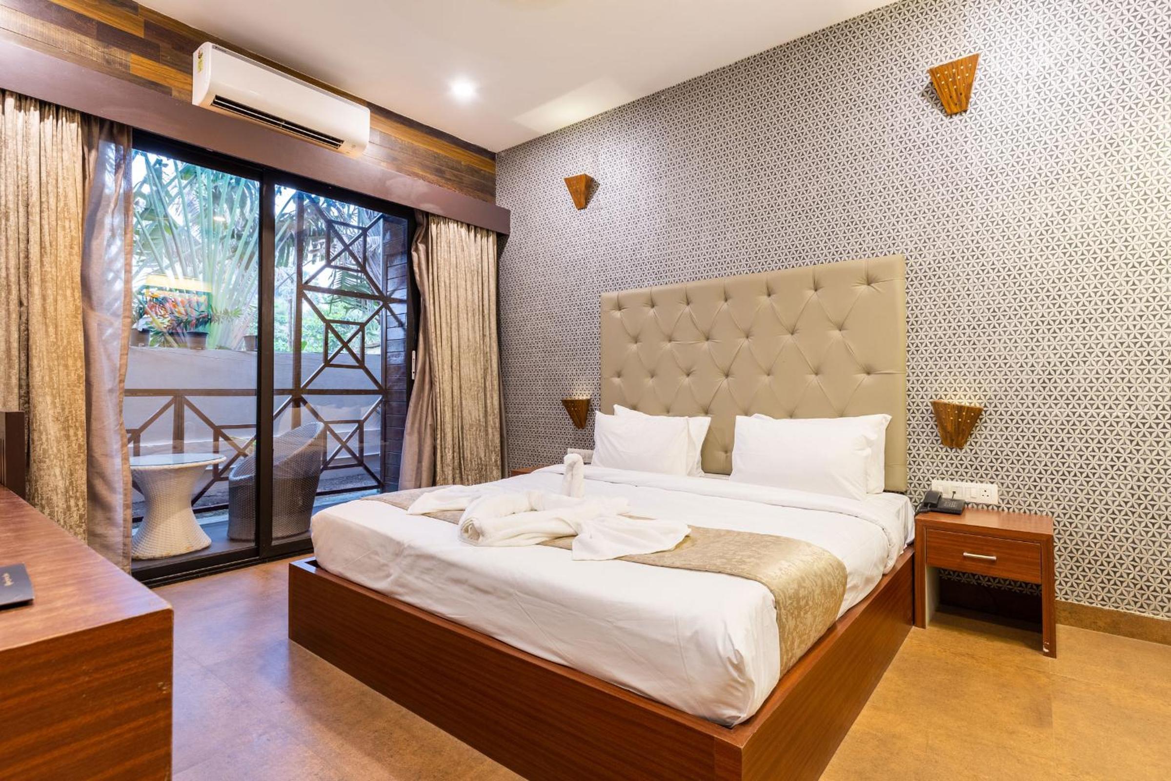 Deluxe Double Room with Balcony photo 3