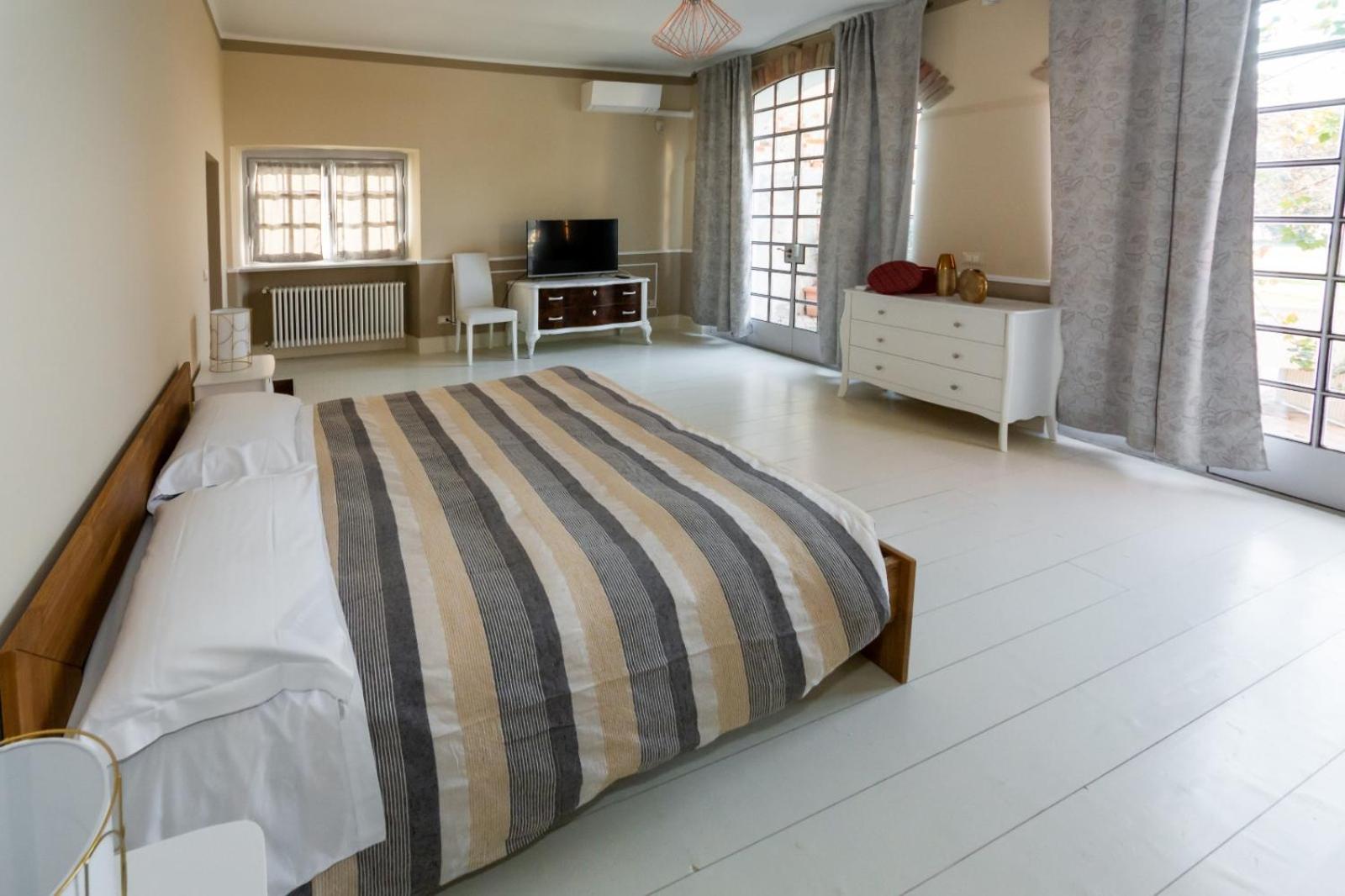 Queen Room with Garden View - Photo 7