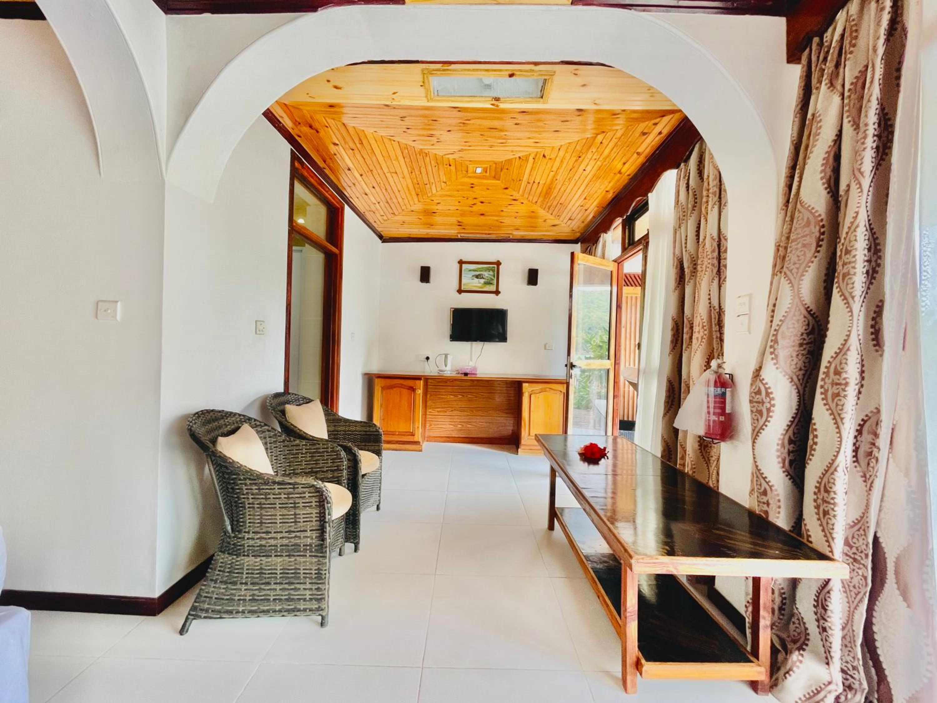 Junior Suite with Ocean View - Photo 7