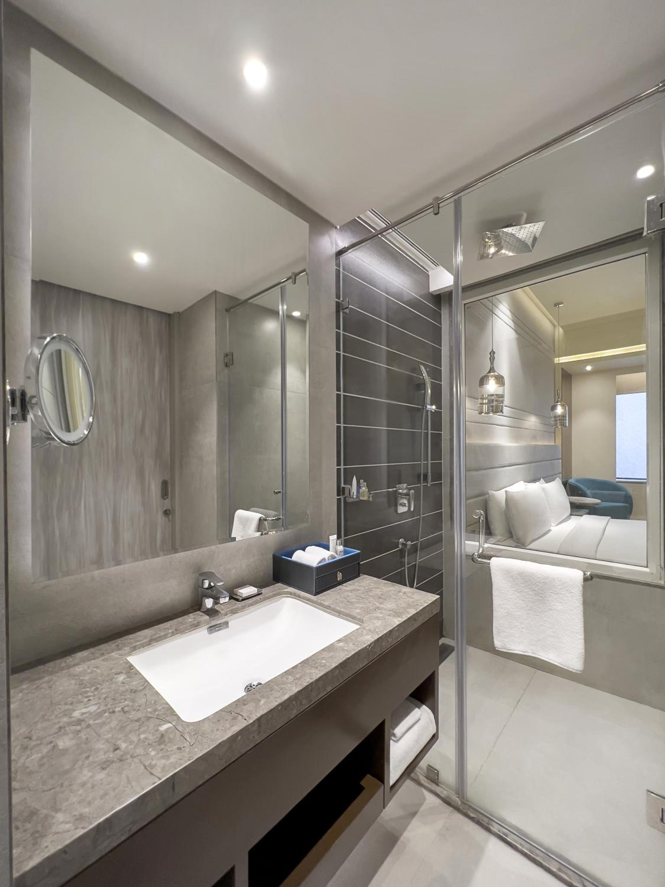 Superior Room - 1+1 on selected brands during Happy hours (6pm to 8pm) at Sky Grill bar, 20% discount on F&B amd Concierge ((Airport/Railway station/office Etc.. pickup & Drop ). - Photo 4