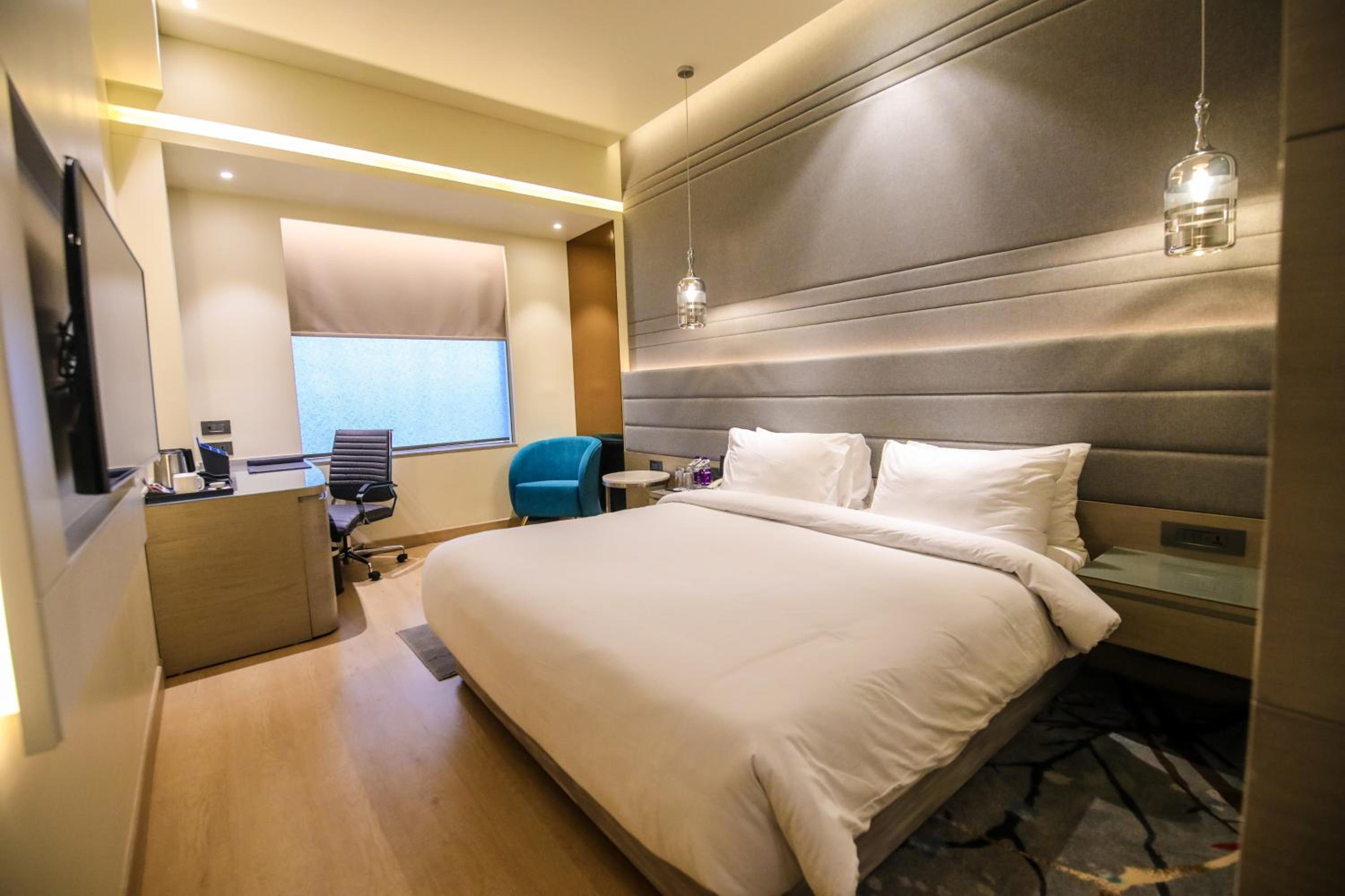 Business Class Room - INR 500 Hotel Credit redeemable on Food & Soft Bev (min spend of Inr 1000 - Applicable one during stay), Enjoy Happy Hours with 1+1 offer, 20% off on One-way Airport/Railway/Bus Transfer photo 3