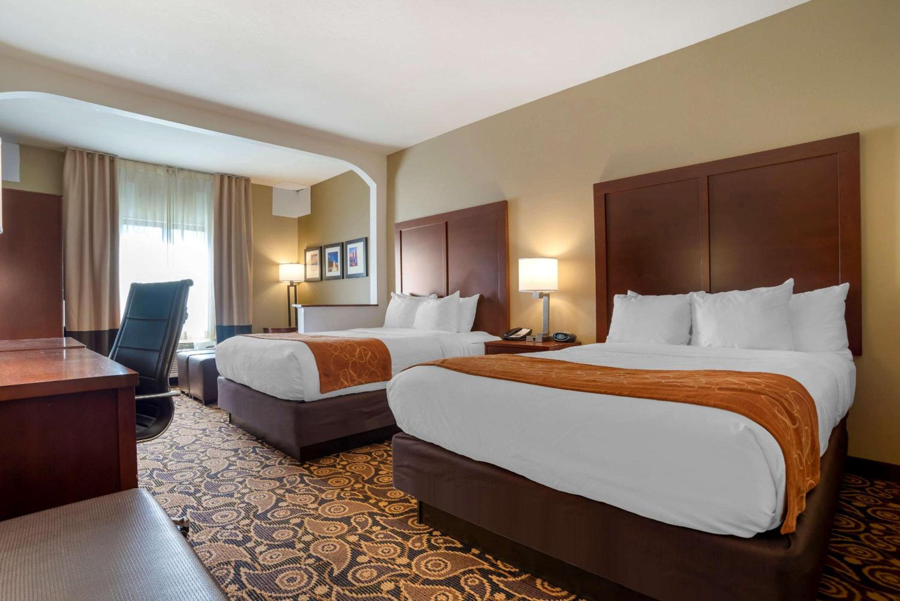 Queen Suite with 2 Queen Beds - Non-Smoking - Photo 1